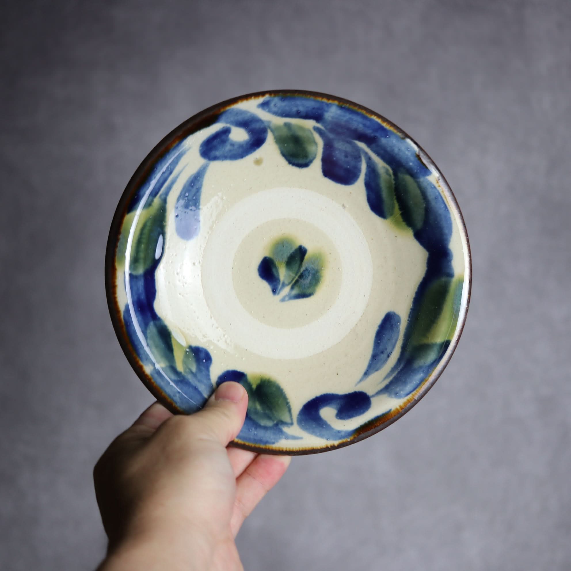 6寸皿1 呉須 緑釉 菊唐草 やちむん 陶器 いずみ窯 島袋工房 やちむん 陶器.