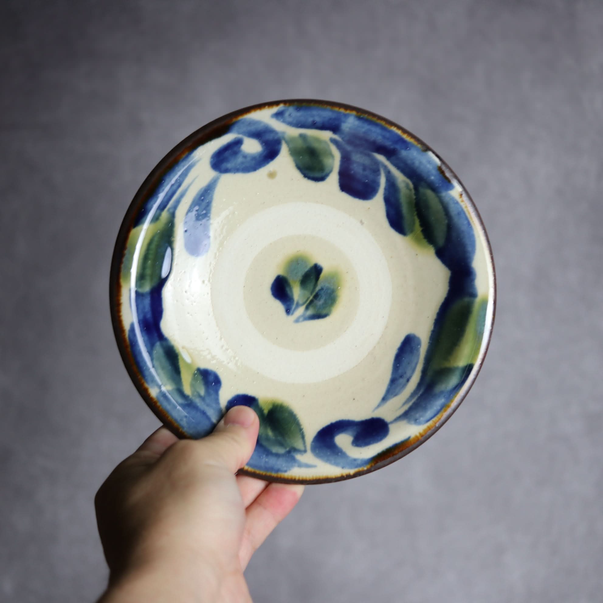 6寸皿1 呉須 緑釉 菊唐草 やちむん 陶器 いずみ窯 島袋工房 やちむん 陶器.