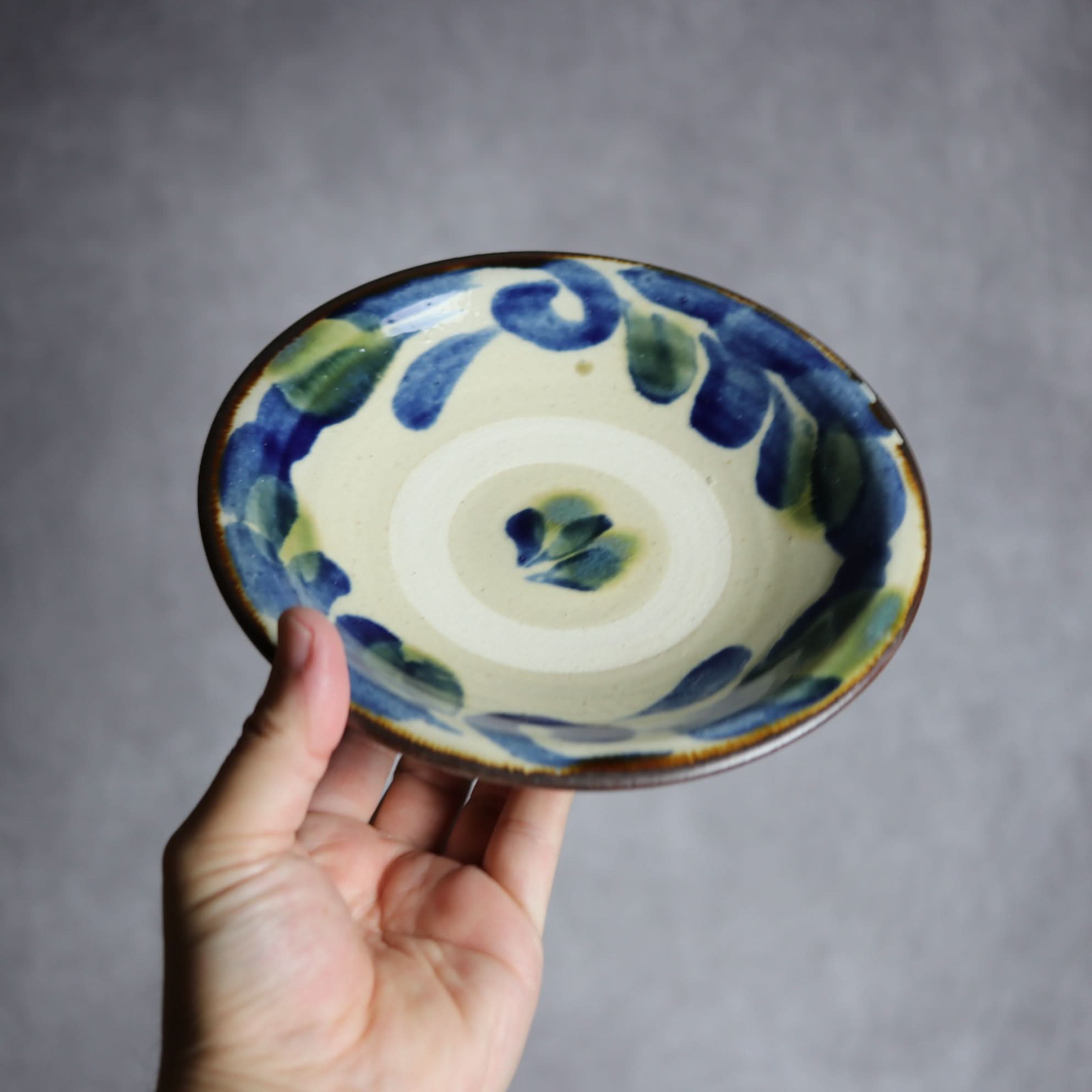 6寸皿1 呉須 緑釉 菊唐草 やちむん 陶器 いずみ窯 島袋工房 やちむん 陶器.
