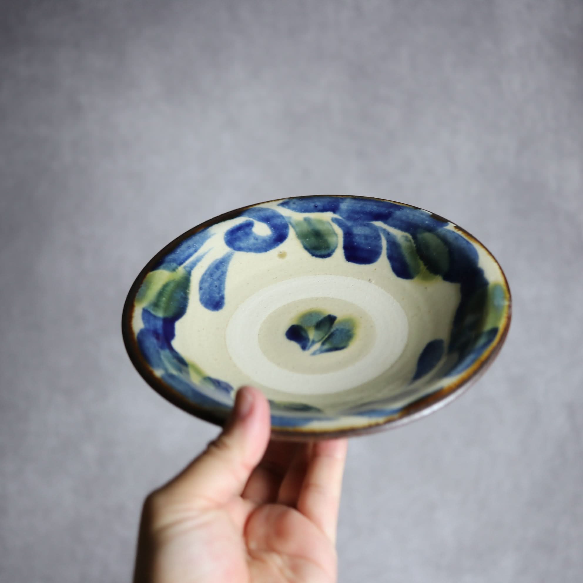 6寸皿1 呉須 緑釉 菊唐草 やちむん 陶器 いずみ窯 島袋工房 やちむん 陶器.