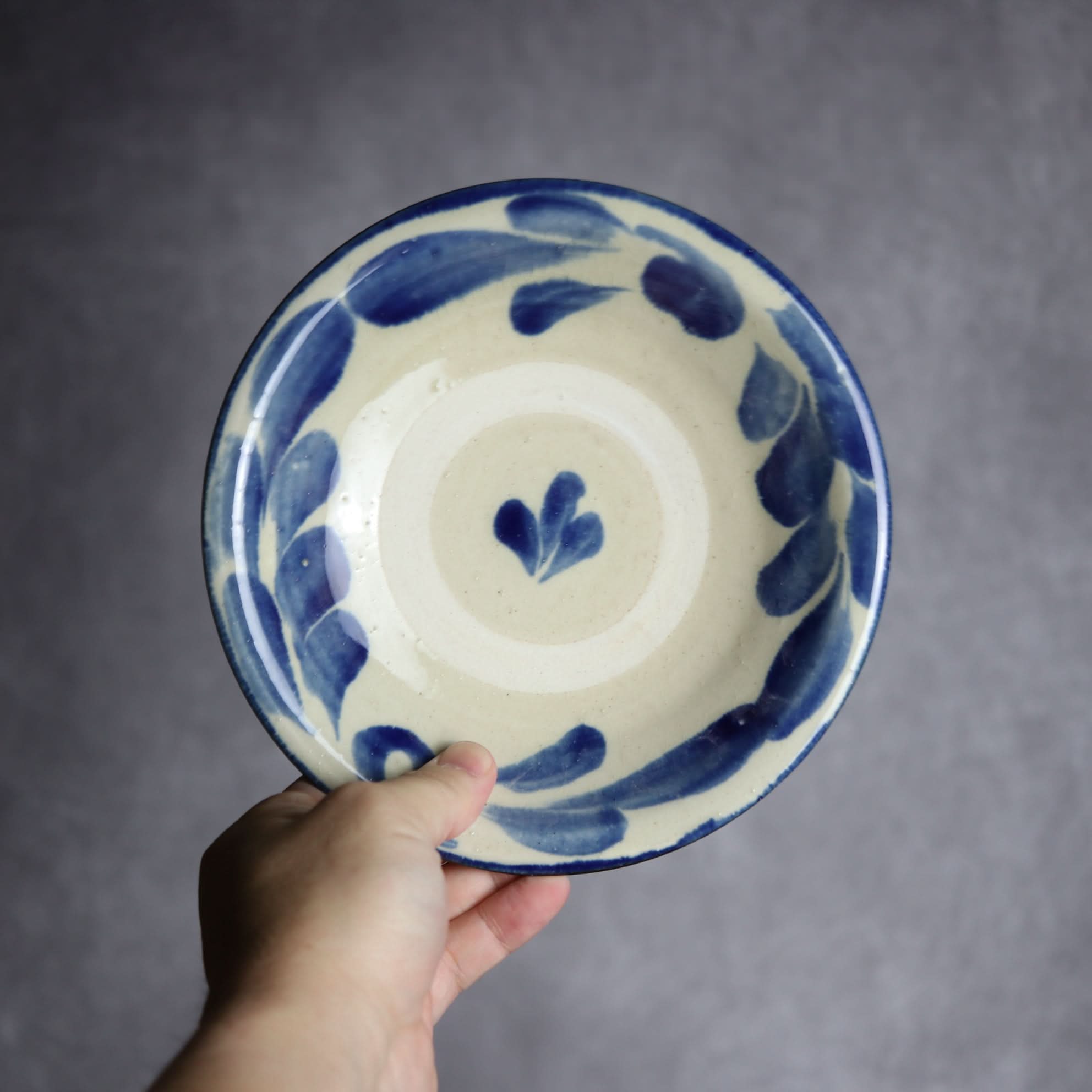 6寸皿1 呉須釉 菊唐草やちむん 陶器 いずみ窯 島袋工房 やちむん 陶器.