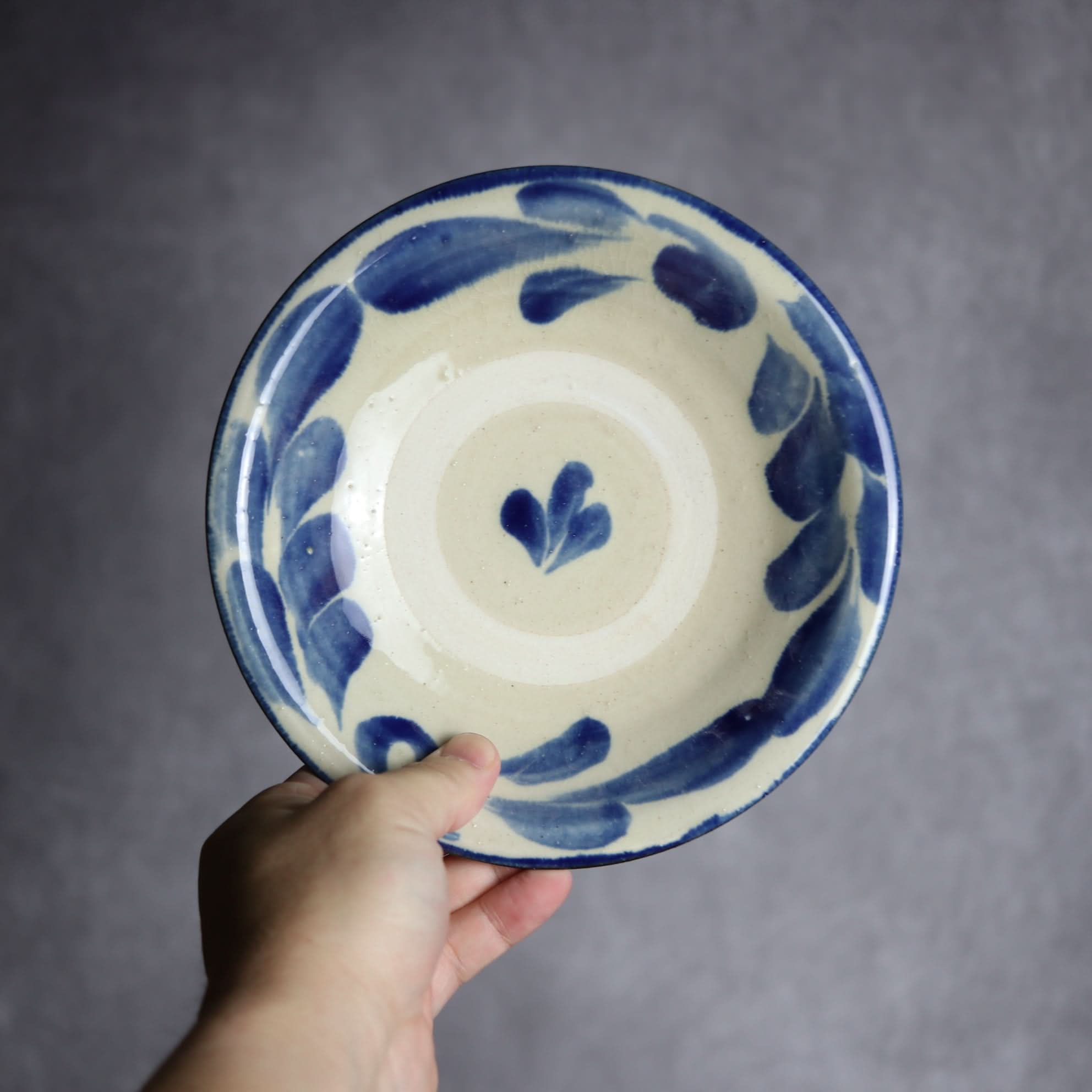 6寸皿1 呉須釉 菊唐草やちむん 陶器 いずみ窯 島袋工房 やちむん 陶器.