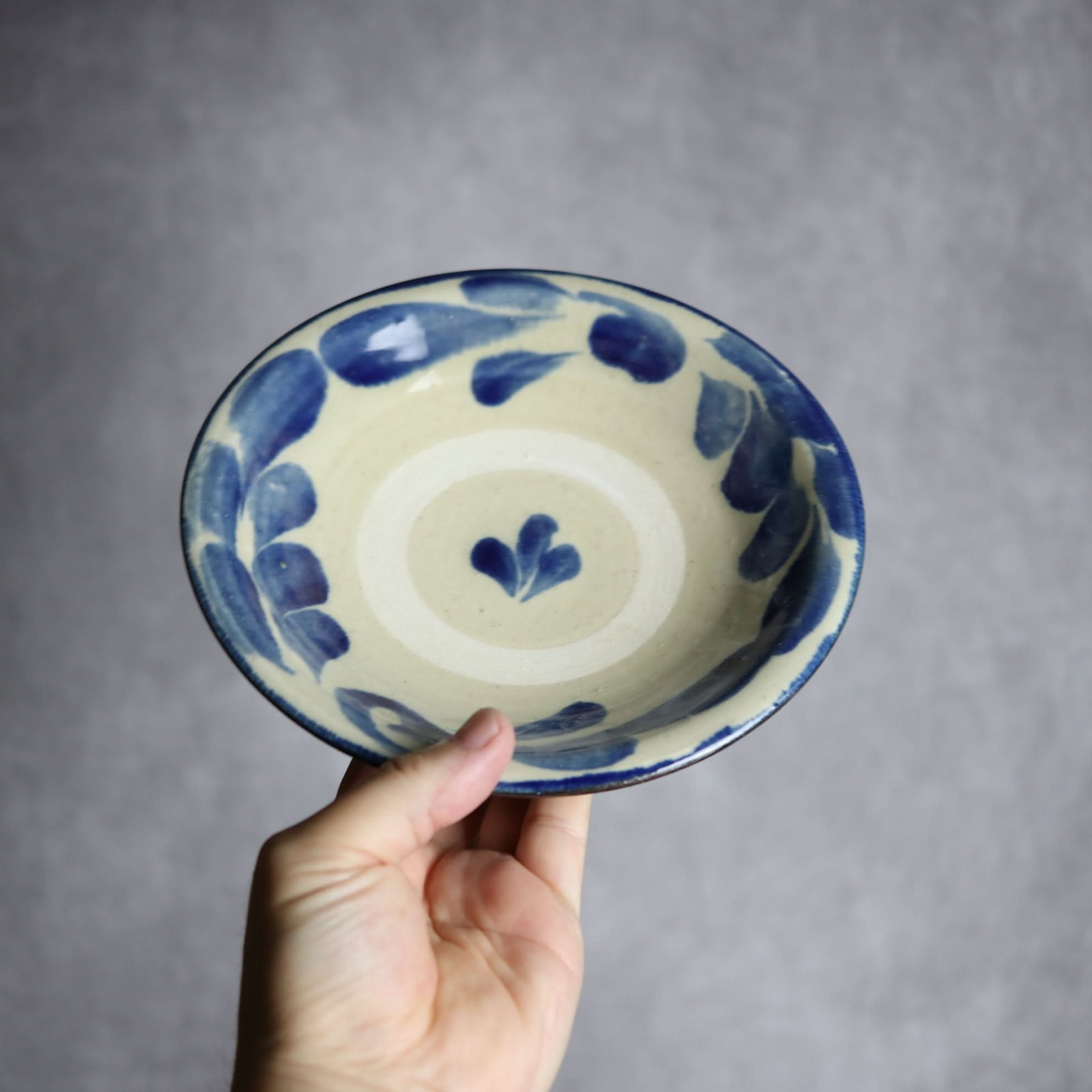 6寸皿1 呉須釉 菊唐草やちむん 陶器 いずみ窯 島袋工房 やちむん 陶器.