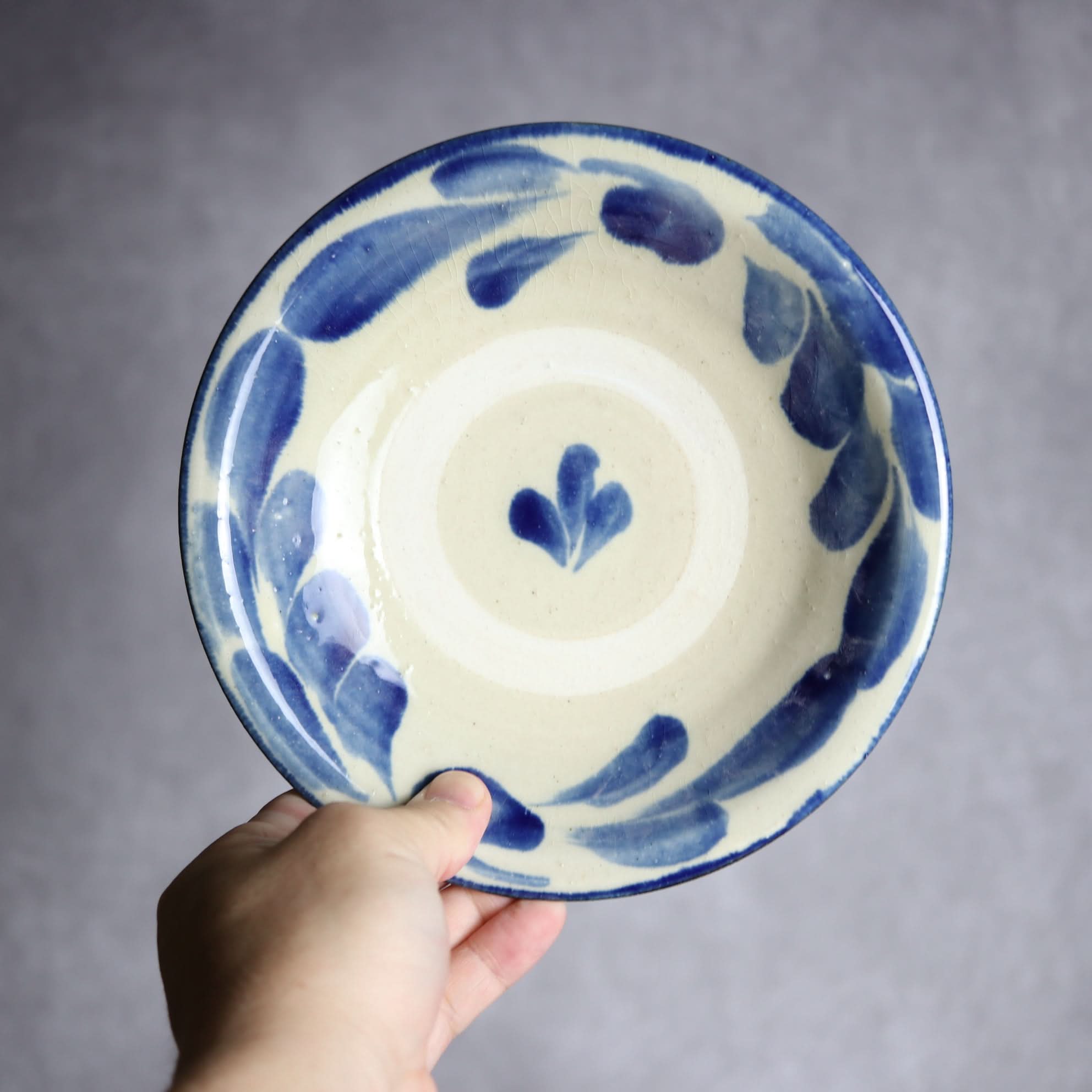 6寸皿1 呉須釉 菊唐草やちむん 陶器 いずみ窯 島袋工房 やちむん 陶器.