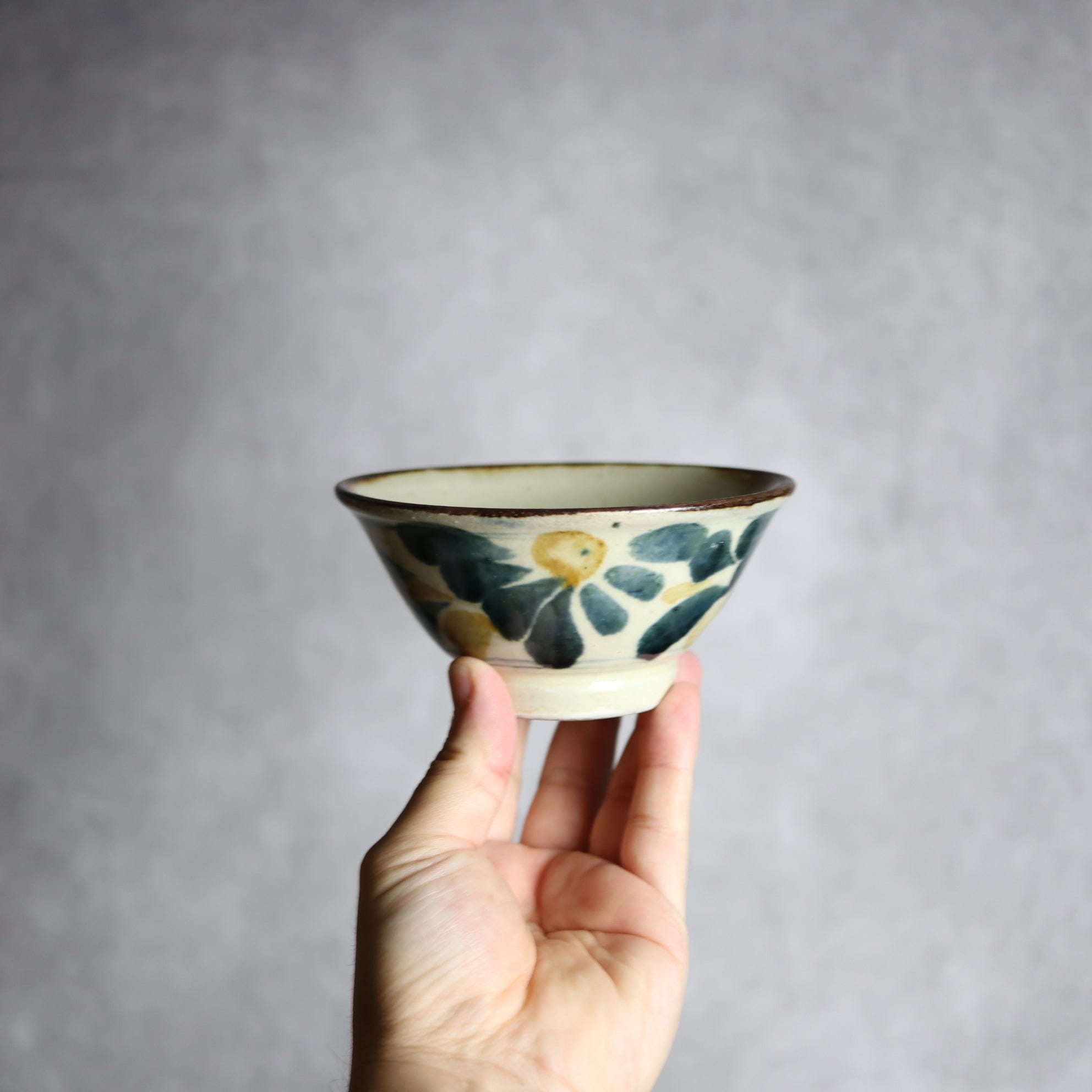 4寸マカイ1 飴 呉須釉 菊花唐草 やちむん 陶器 いずみ窯 島袋工房 やちむん 陶器.