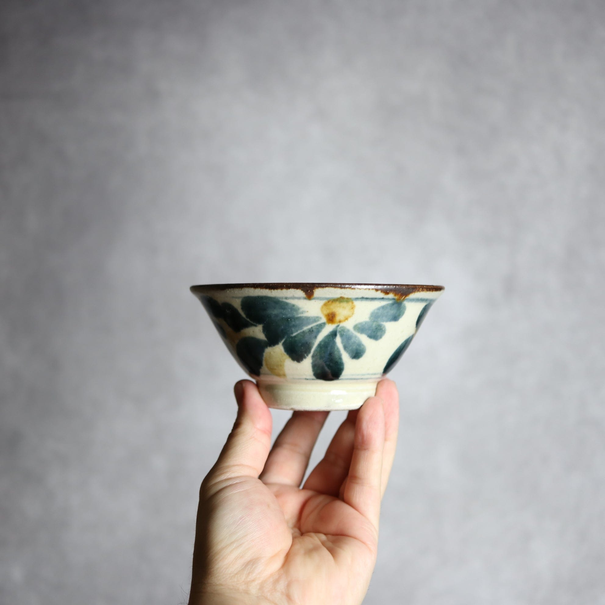 4寸マカイ1 飴 呉須釉 菊花唐草 やちむん 陶器 いずみ窯 島袋工房 やちむん 陶器.