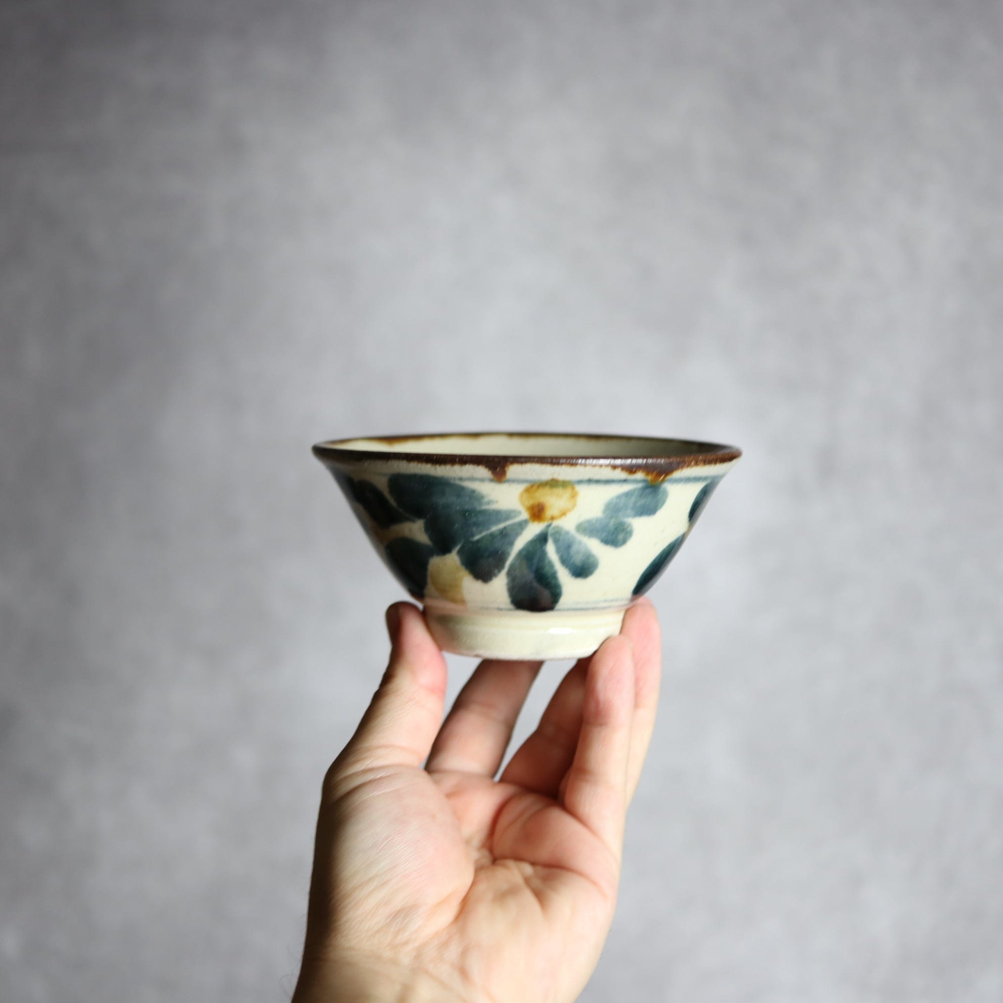 4寸マカイ1 飴 呉須釉 菊花唐草 やちむん 陶器 いずみ窯 島袋工房 やちむん 陶器.