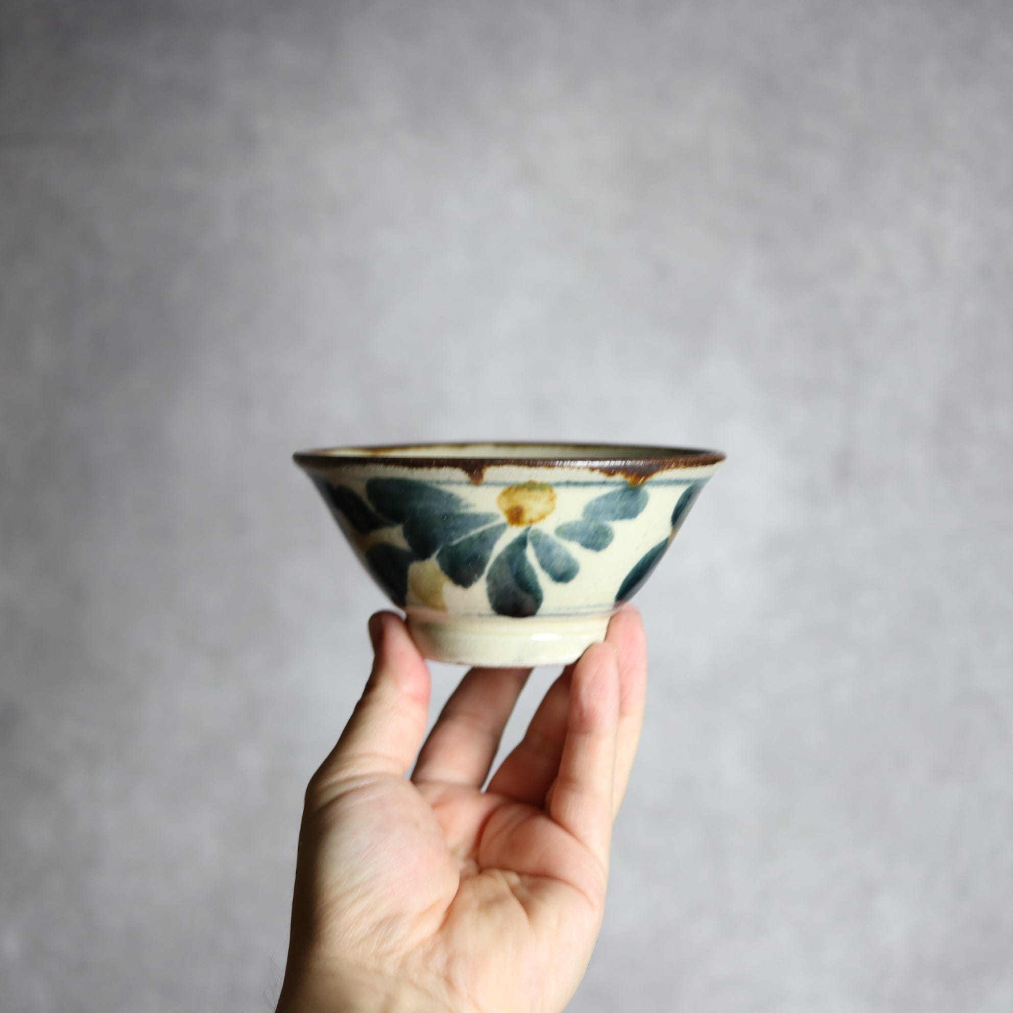 4寸マカイ1 飴 呉須釉 菊花唐草 やちむん 陶器 いずみ窯 島袋工房 やちむん 陶器.