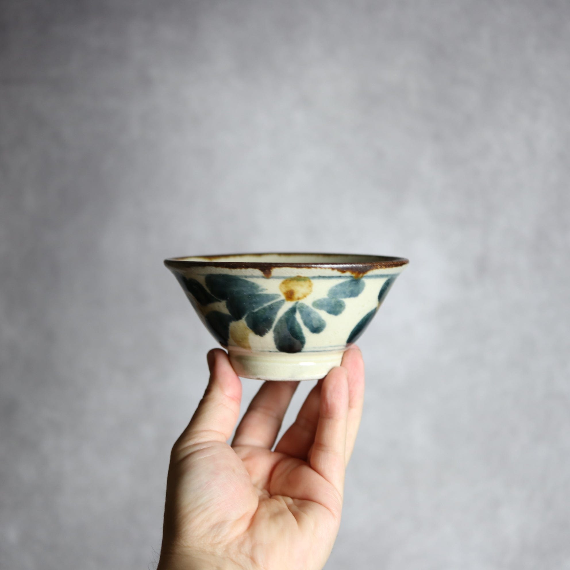 4寸マカイ1 飴 呉須釉 菊花唐草 やちむん 陶器 いずみ窯 島袋工房 やちむん 陶器.