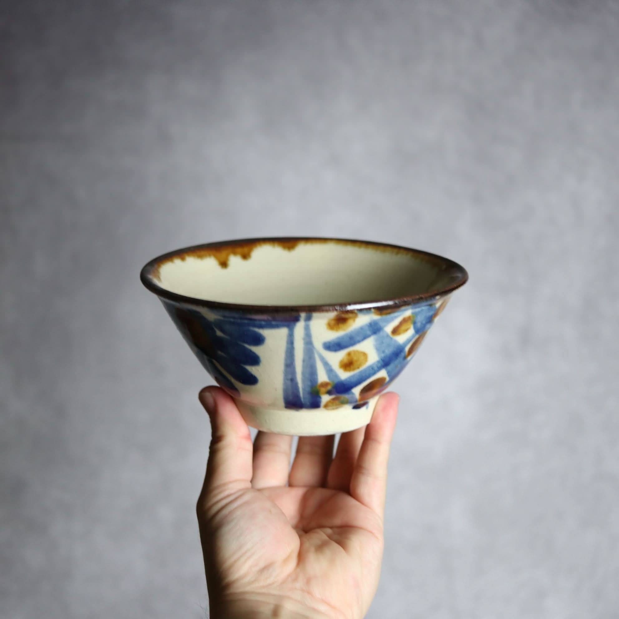 いずみ窯 島袋工房 - 5寸マカイ1 飴 呉須釉菊唐草 格子点打 やちむん 陶器 いずみ窯 島袋工房 - mundasui