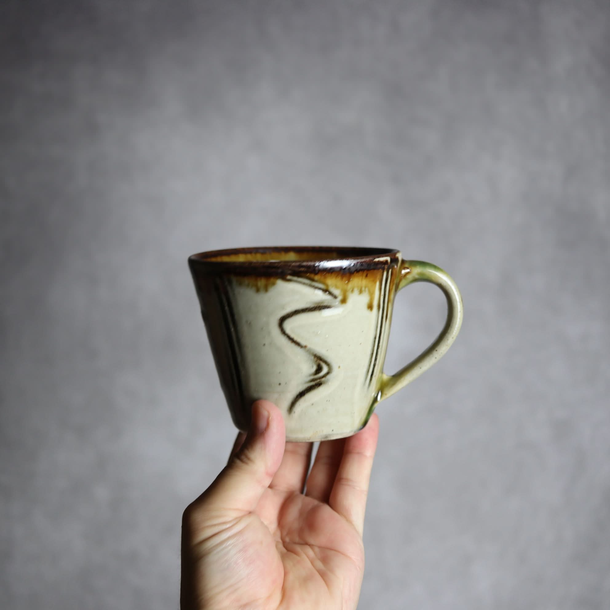 マグカップ1 飴 白釉 指描 やちむん 陶器 いずみ窯 島袋工房 やちむん 陶器.