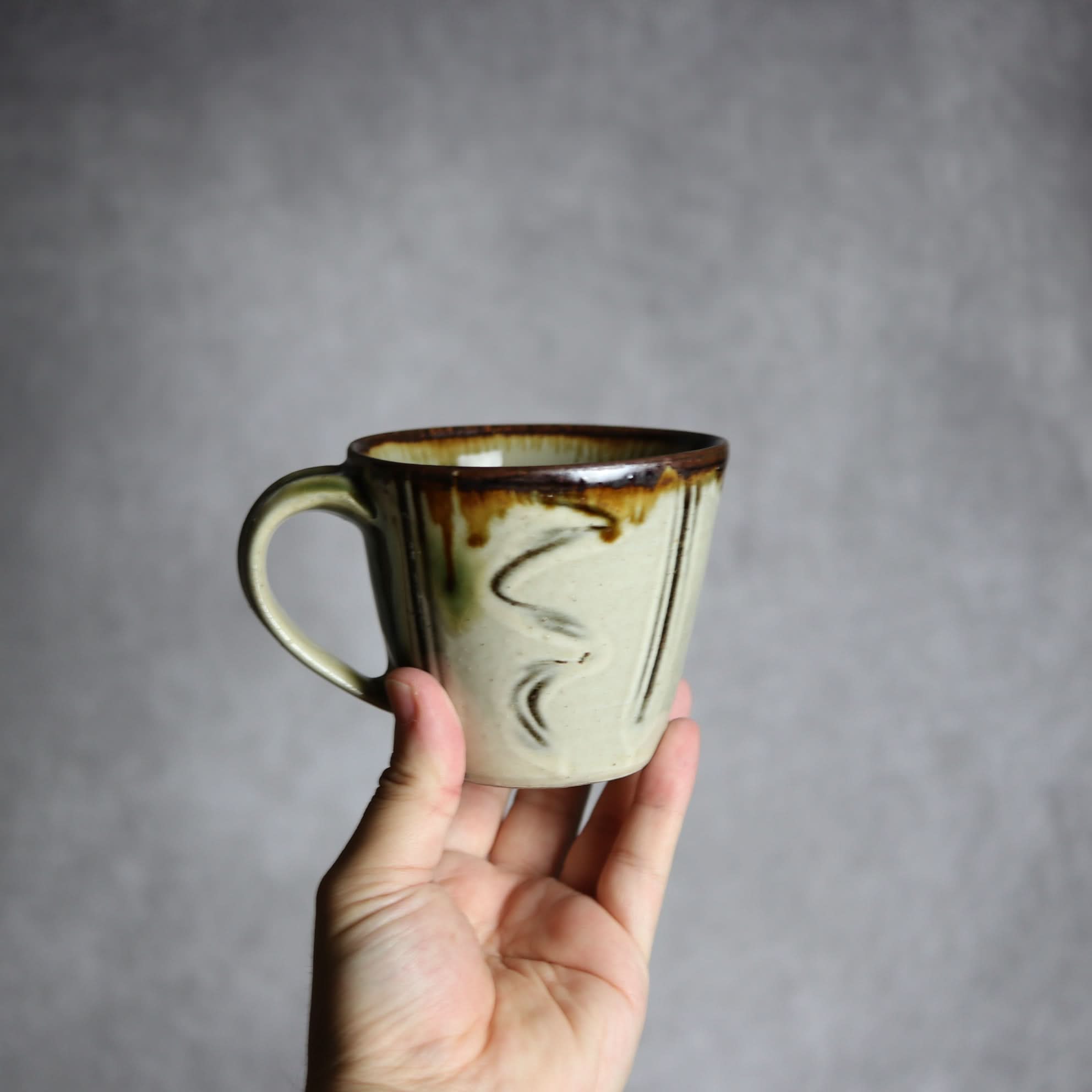 マグカップ1 飴 白釉 指描 やちむん 陶器 いずみ窯 島袋工房 やちむん 陶器.