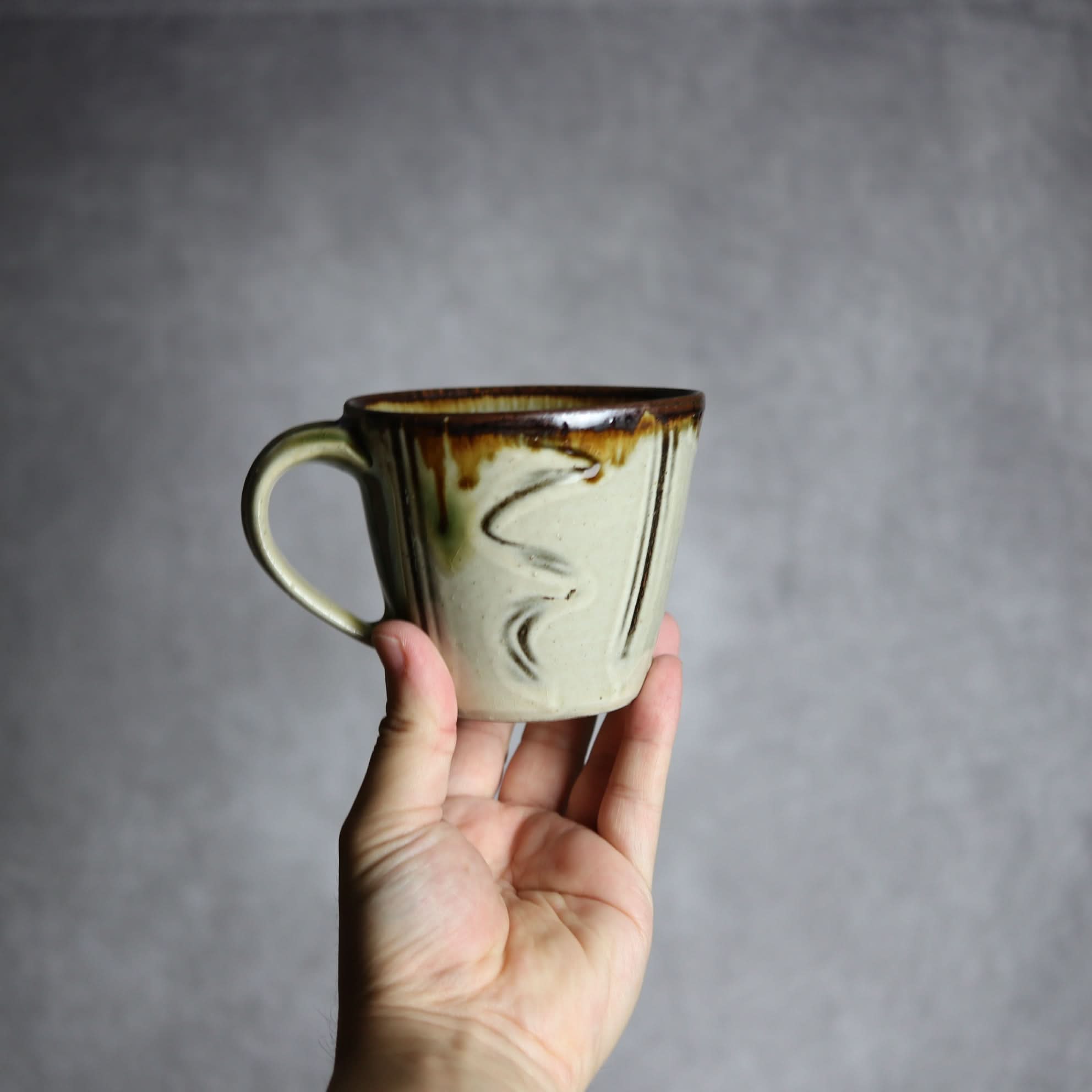 マグカップ1 飴 白釉 指描 やちむん 陶器 いずみ窯 島袋工房 やちむん 陶器.