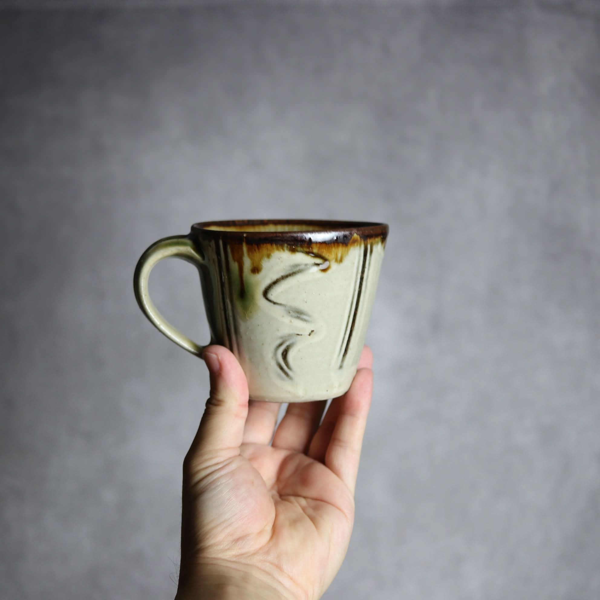 マグカップ1 飴 白釉 指描 やちむん 陶器 いずみ窯 島袋工房 やちむん 陶器.