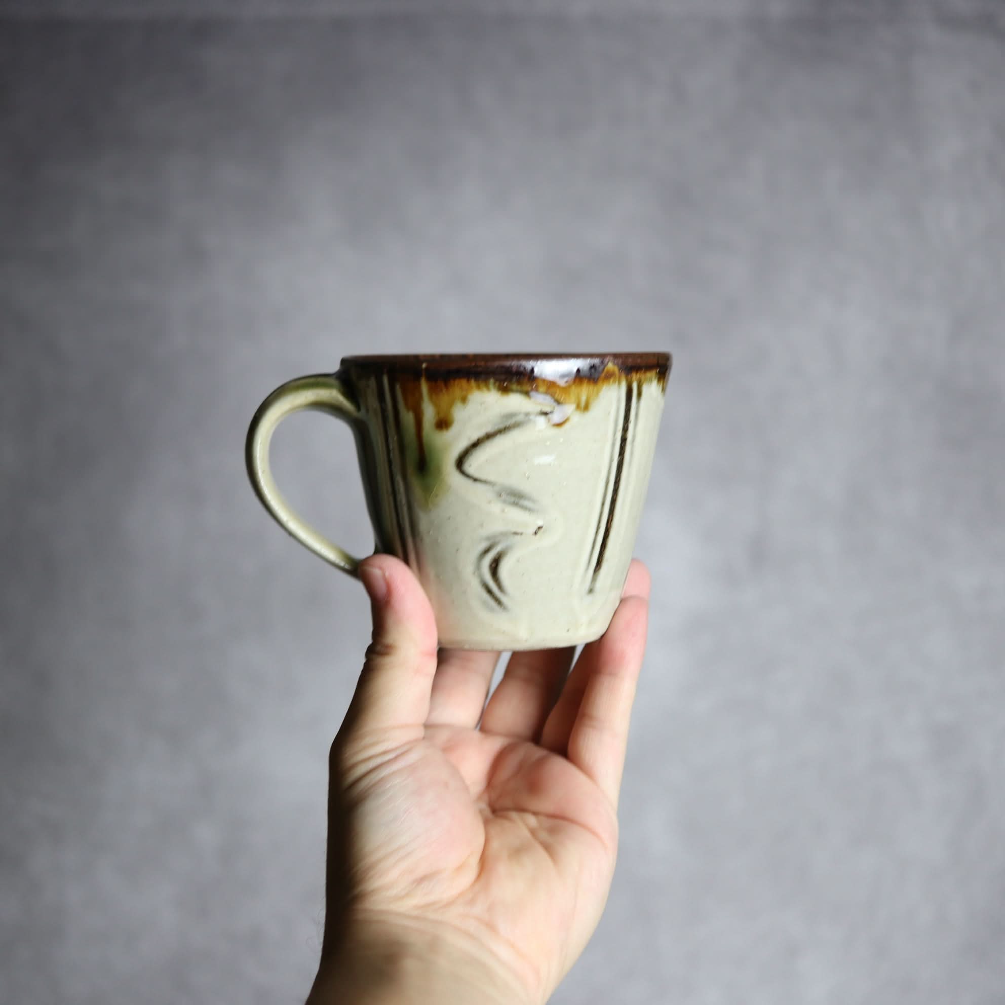 マグカップ1 飴 白釉 指描 やちむん 陶器 いずみ窯 島袋工房 やちむん 陶器.