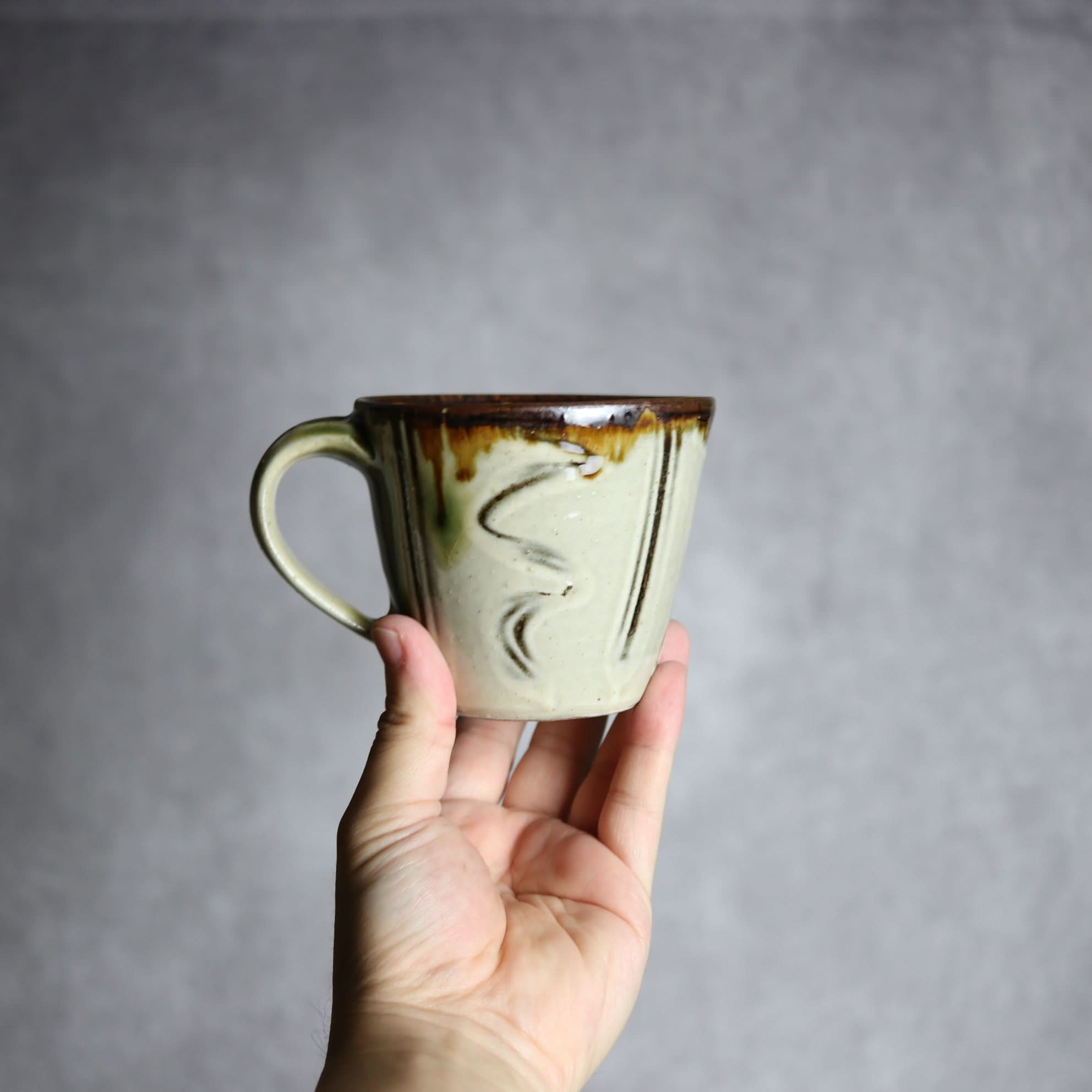 マグカップ1 飴 白釉 指描 やちむん 陶器 いずみ窯 島袋工房 やちむん 陶器.