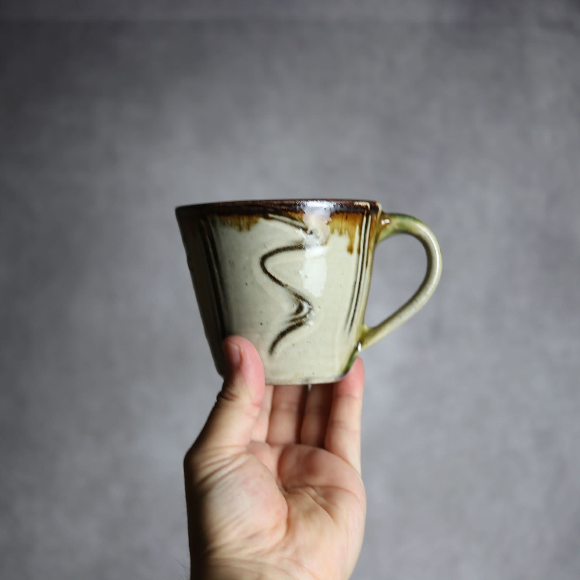 マグカップ1 飴 白釉 指描 やちむん 陶器 いずみ窯 島袋工房 やちむん 陶器.