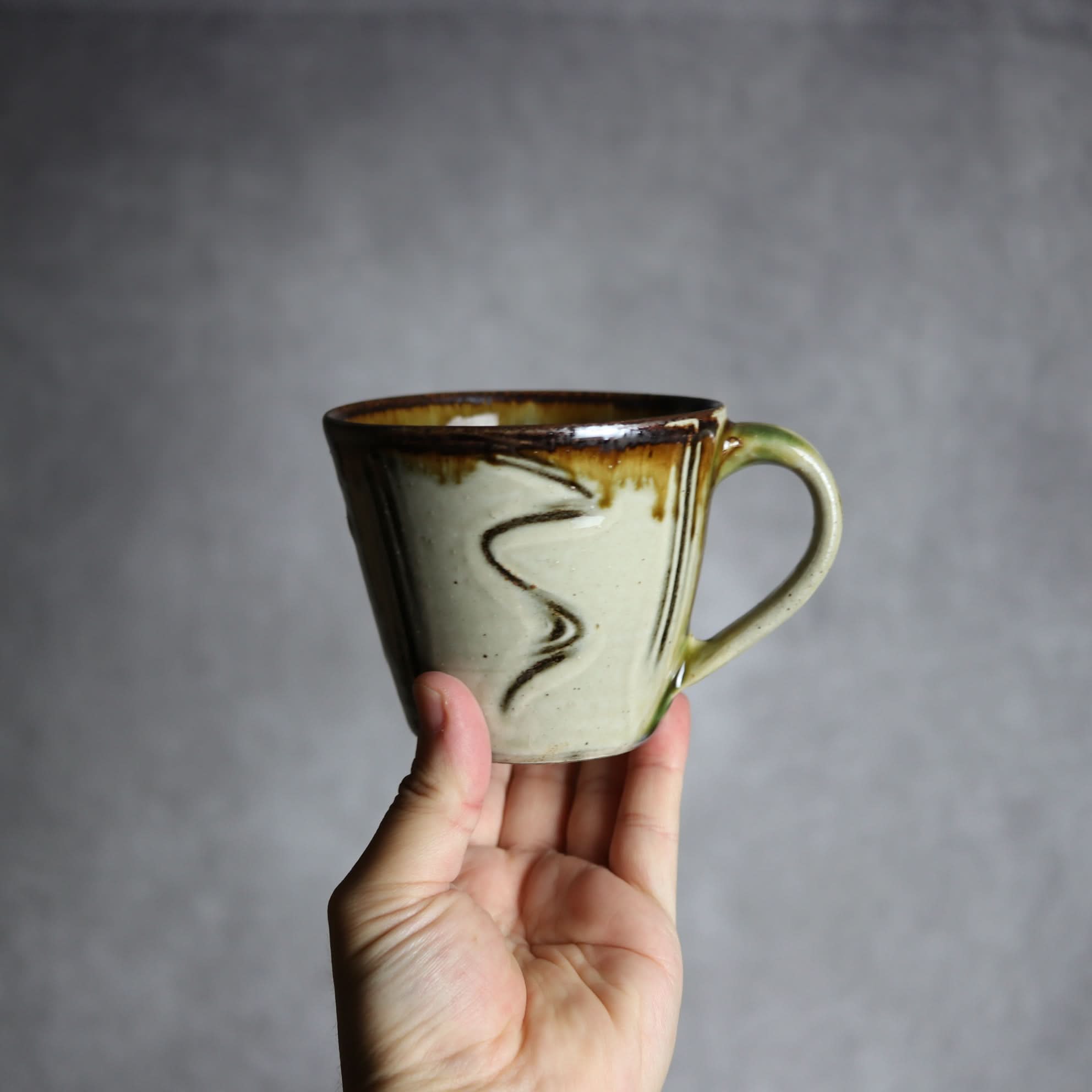 マグカップ1 飴 白釉 指描 やちむん 陶器 いずみ窯 島袋工房 やちむん 陶器.