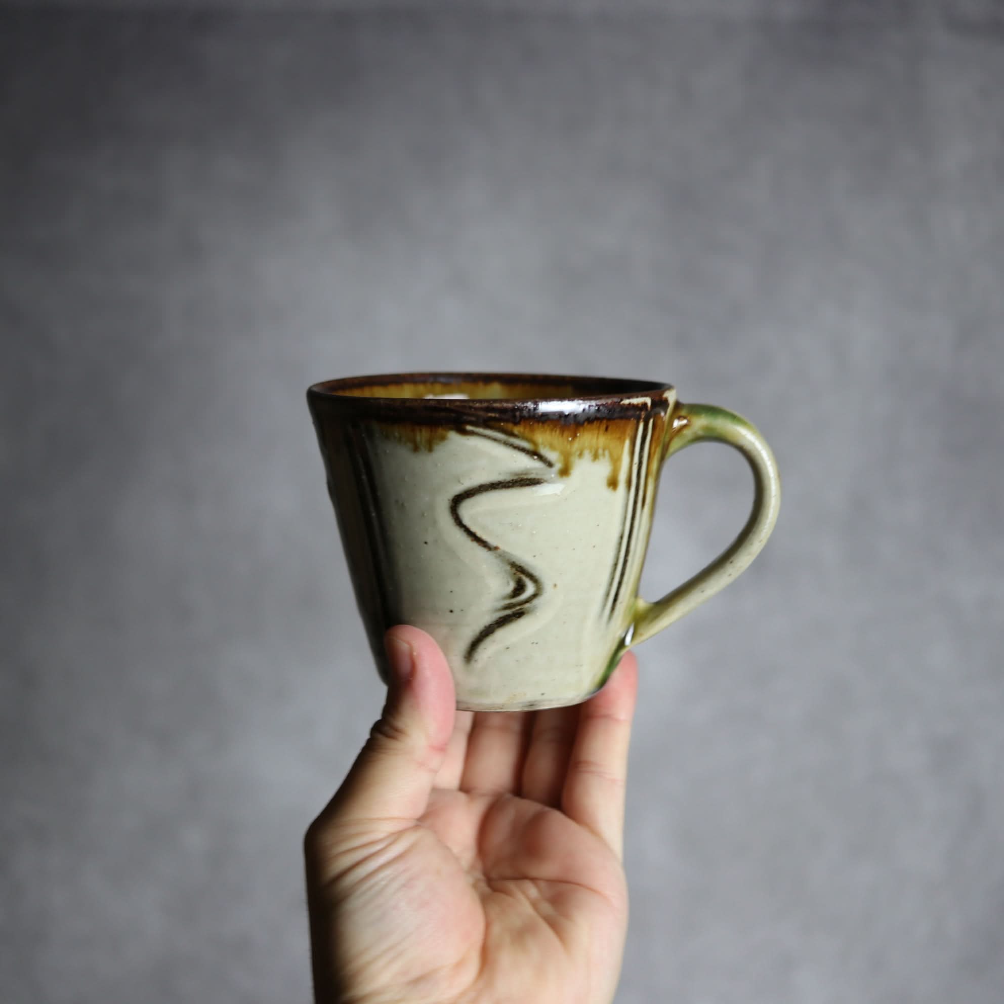 マグカップ1 飴 白釉 指描 やちむん 陶器 いずみ窯 島袋工房 やちむん 陶器.