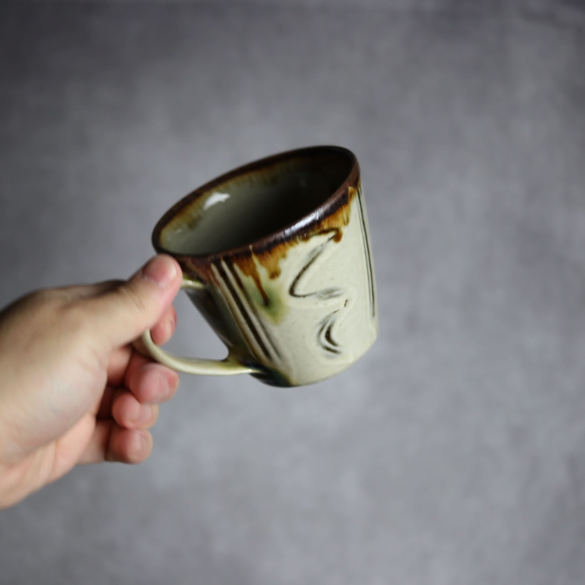 マグカップ1 飴 白釉 指描 やちむん 陶器 いずみ窯 島袋工房 やちむん 陶器.