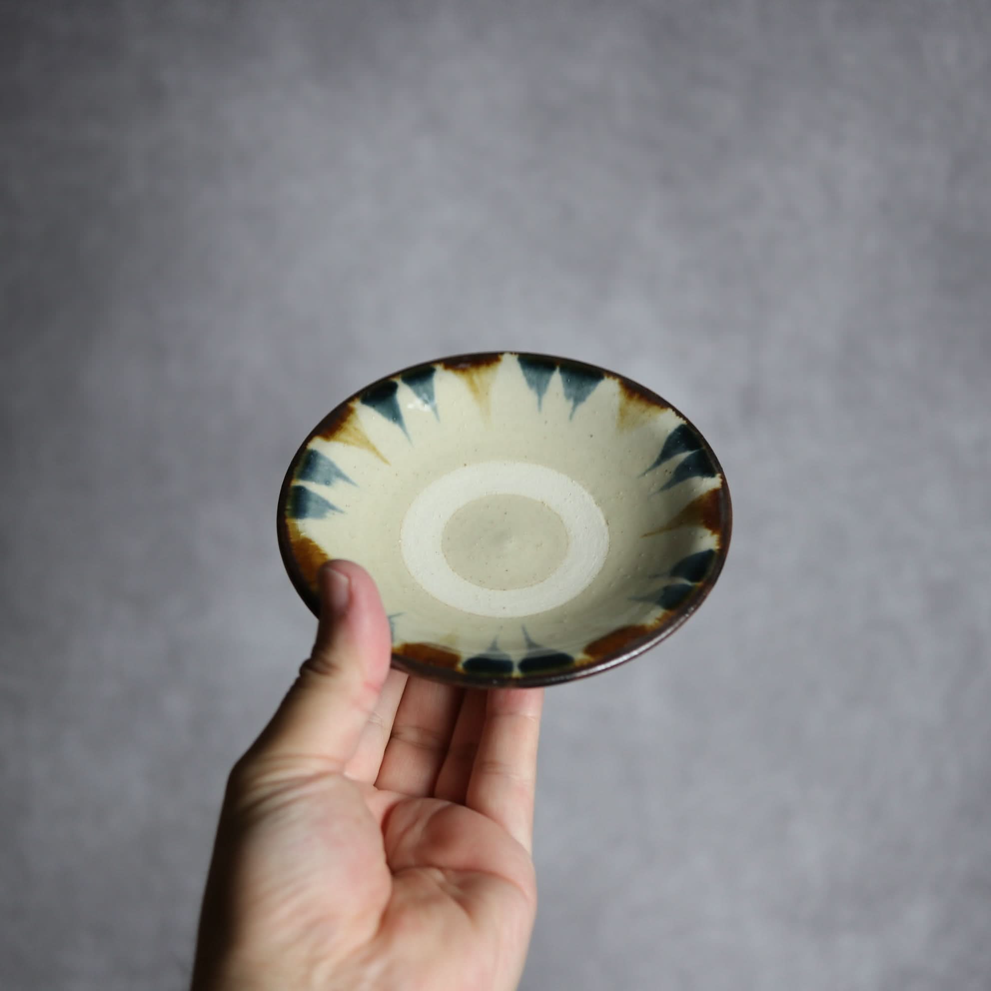 4寸皿1 飴 呉須釉 縁線描 やちむん 陶器 いずみ窯 島袋工房 やちむん 陶器.