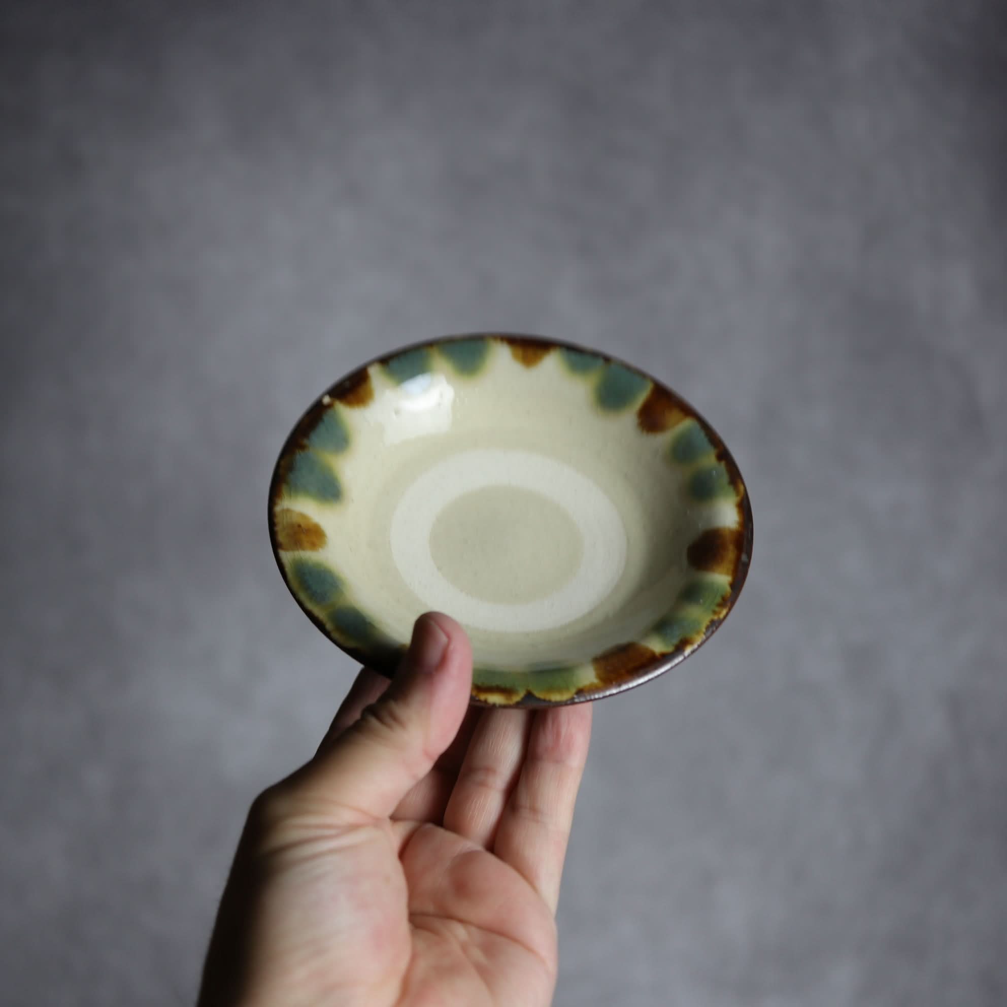 4寸皿1 三彩 点打 やちむん 陶器 いずみ窯 島袋工房 やちむん 陶器.