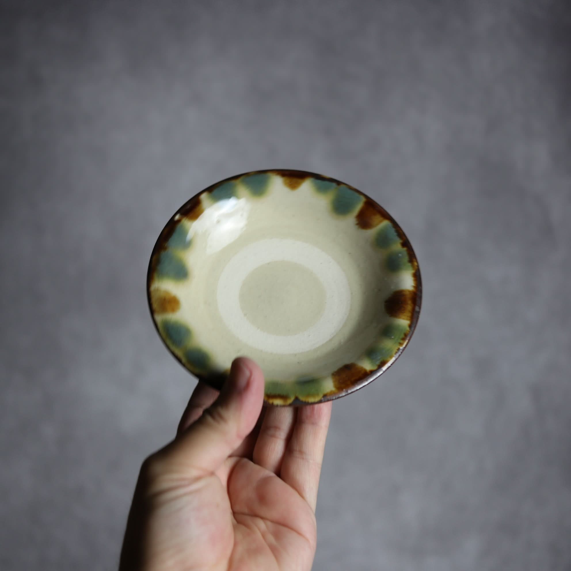 4寸皿1 三彩 点打 やちむん 陶器 いずみ窯 島袋工房 やちむん 陶器.