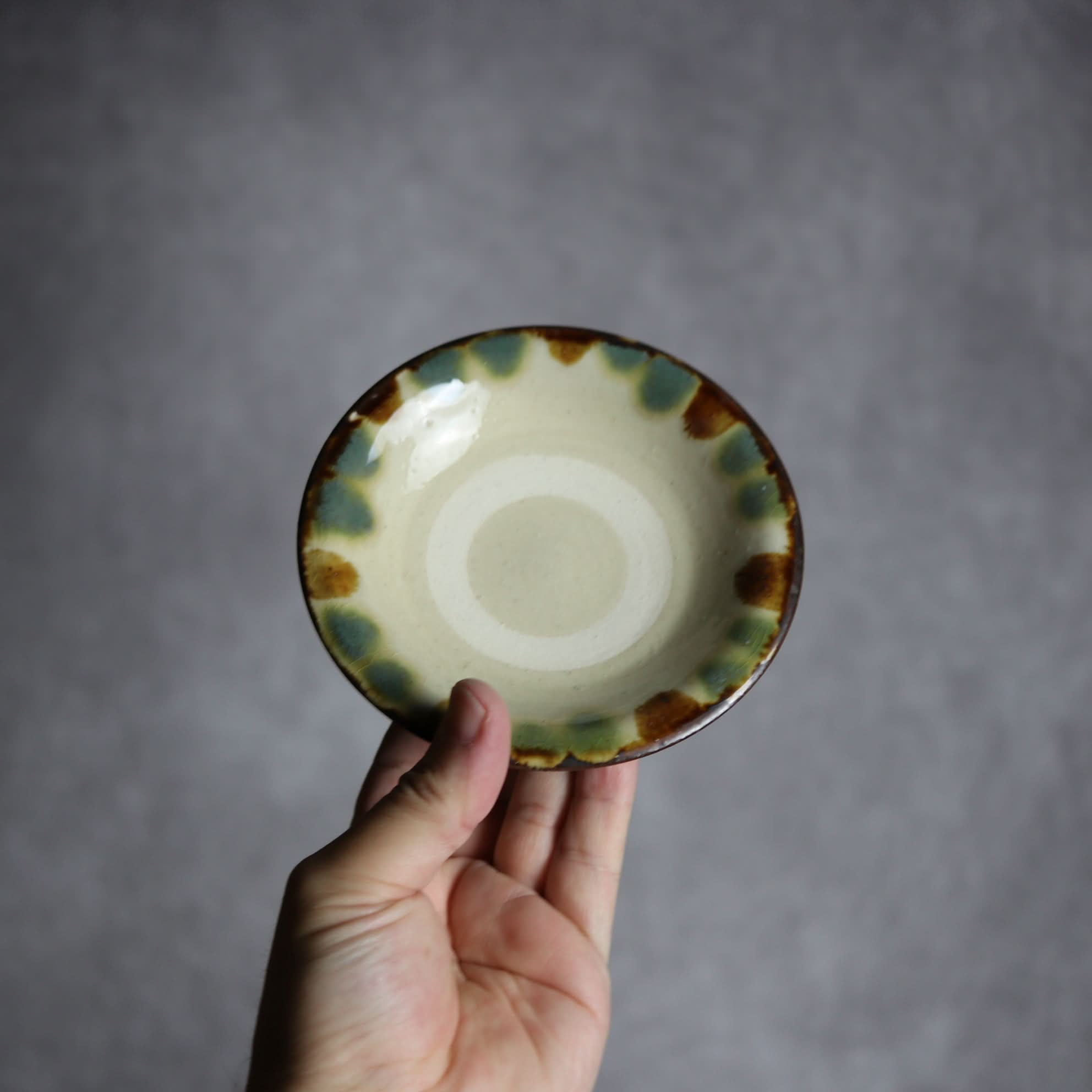 4寸皿1 三彩 点打 やちむん 陶器 いずみ窯 島袋工房 やちむん 陶器.