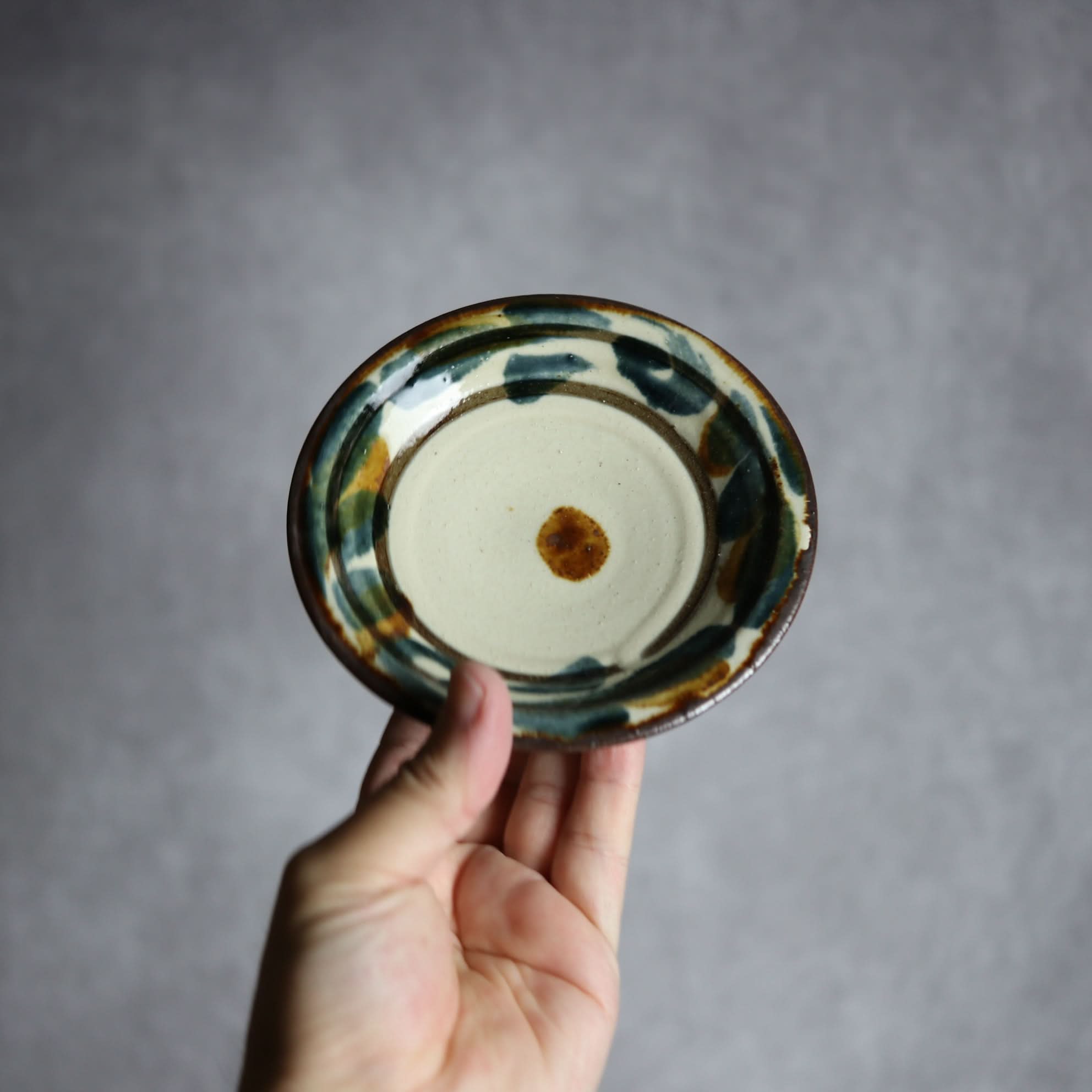 4寸皿1 飴 呉須釉 唐草 やちむん 陶器 いずみ窯 島袋工房 やちむん 陶器.