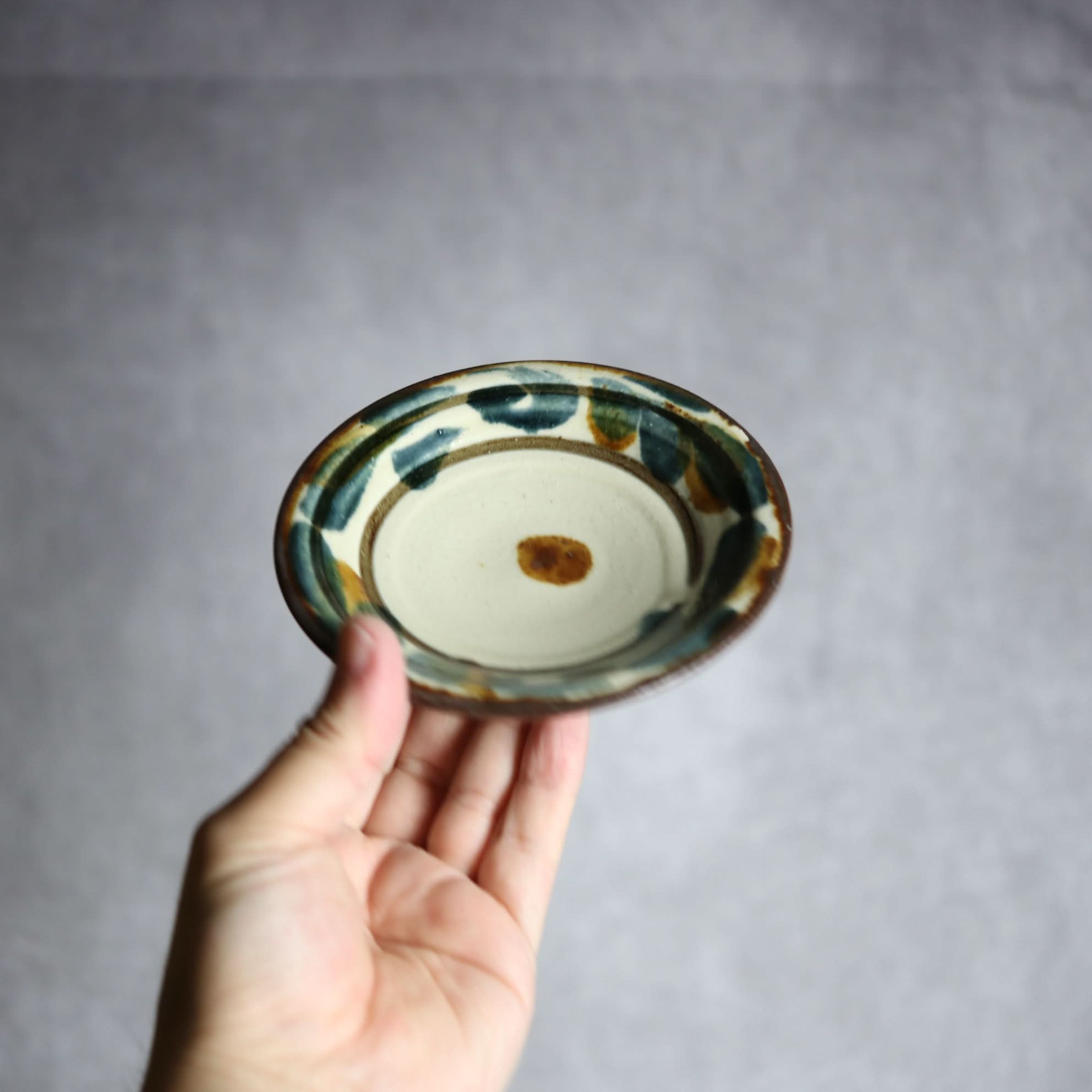 4寸皿1 飴 呉須釉 唐草 やちむん 陶器 いずみ窯 島袋工房 やちむん 陶器.