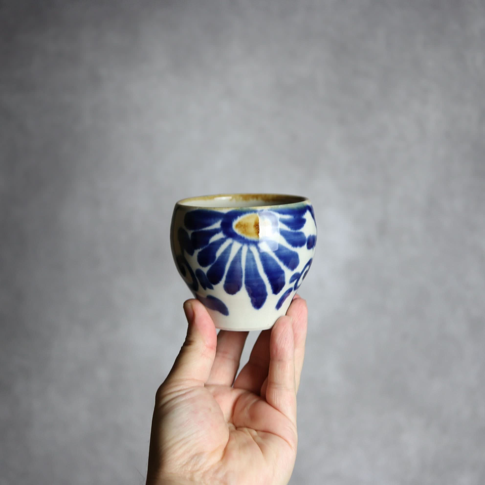 湯呑1 飴 呉須釉 菊唐草 やちむん 陶器 拓美窯 やちむん 陶器.