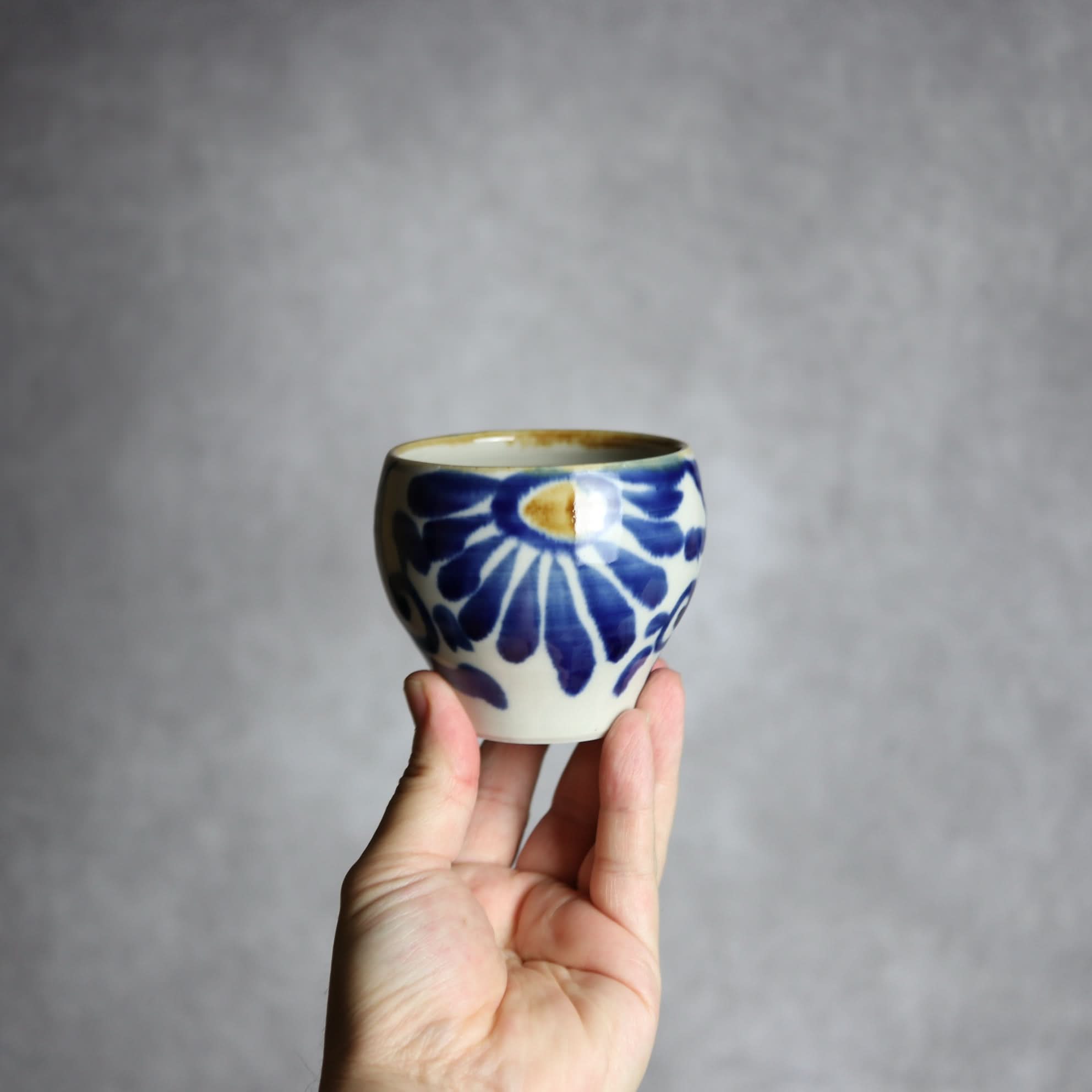 湯呑1 飴 呉須釉 菊唐草 やちむん 陶器 拓美窯 やちむん 陶器.