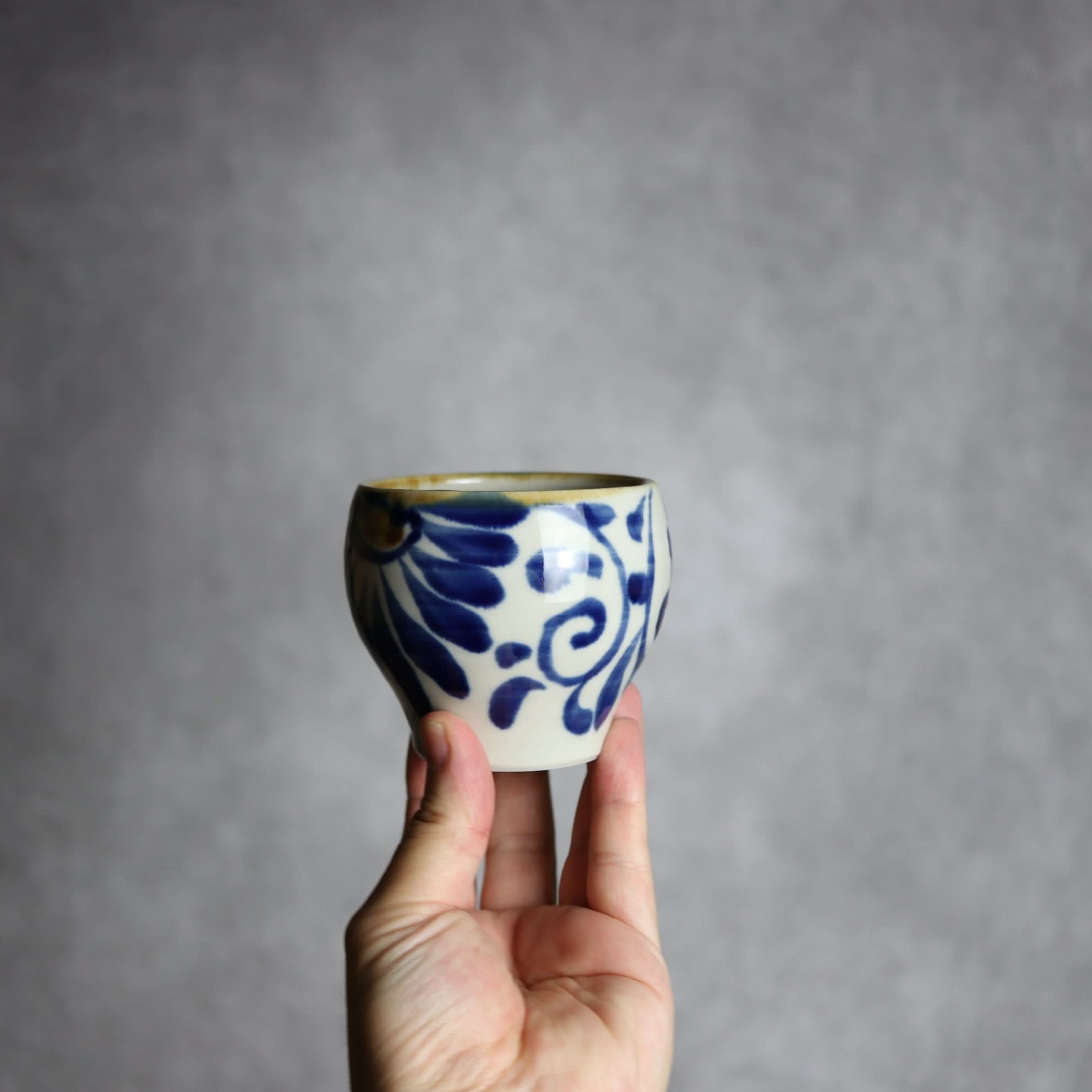 湯呑1 飴 呉須釉 菊唐草 やちむん 陶器 拓美窯 やちむん 陶器.