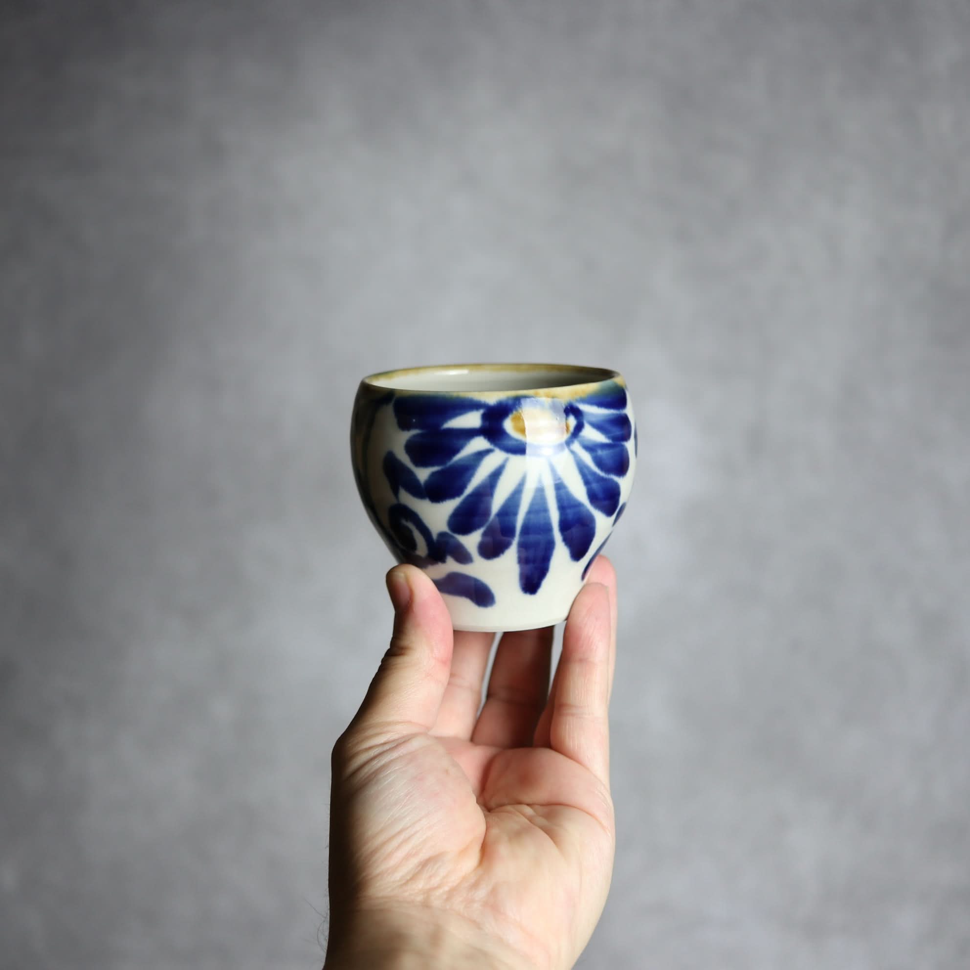 湯呑1 飴 呉須釉 菊唐草 やちむん 陶器 拓美窯 やちむん 陶器.