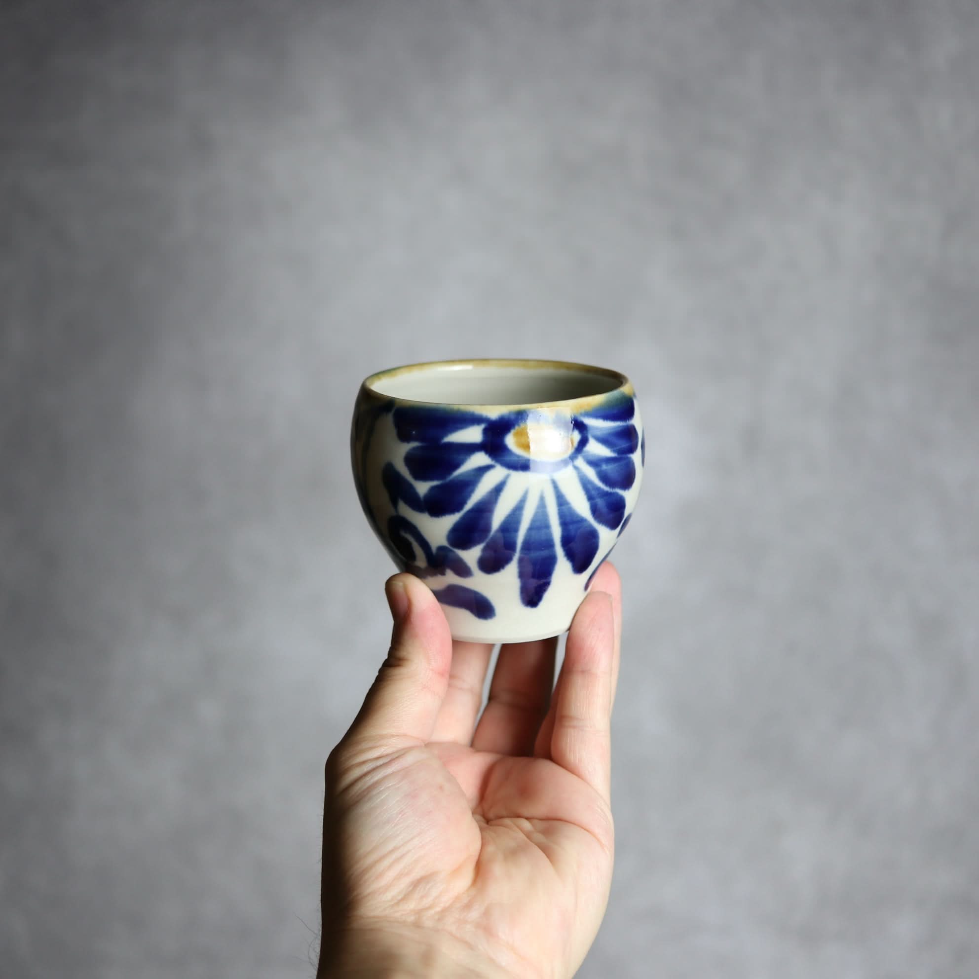 湯呑1 飴 呉須釉 菊唐草 やちむん 陶器 拓美窯 やちむん 陶器.