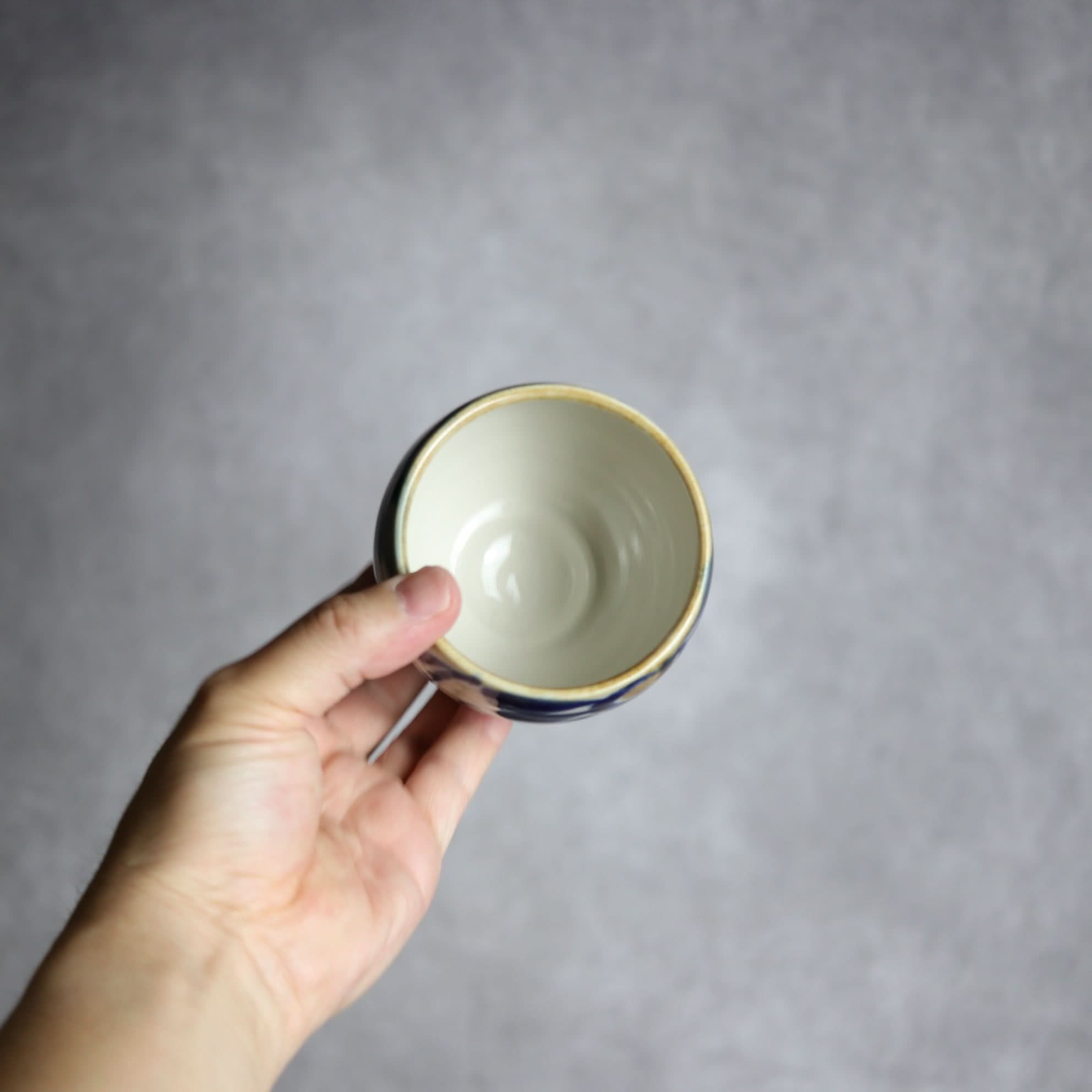 湯呑1 飴 呉須釉 菊唐草 やちむん 陶器 拓美窯 やちむん 陶器.