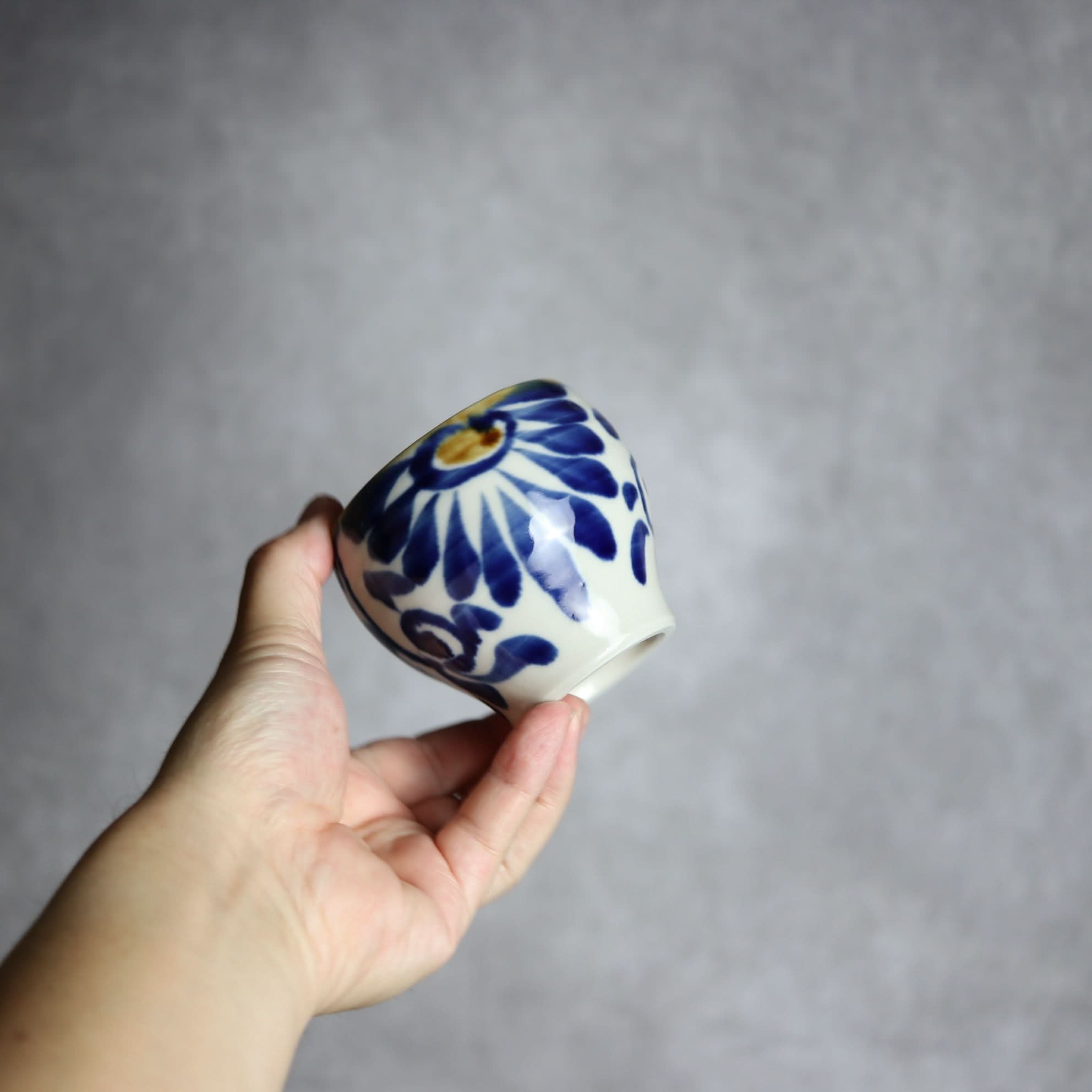 湯呑1 飴 呉須釉 菊唐草 やちむん 陶器 拓美窯 やちむん 陶器.