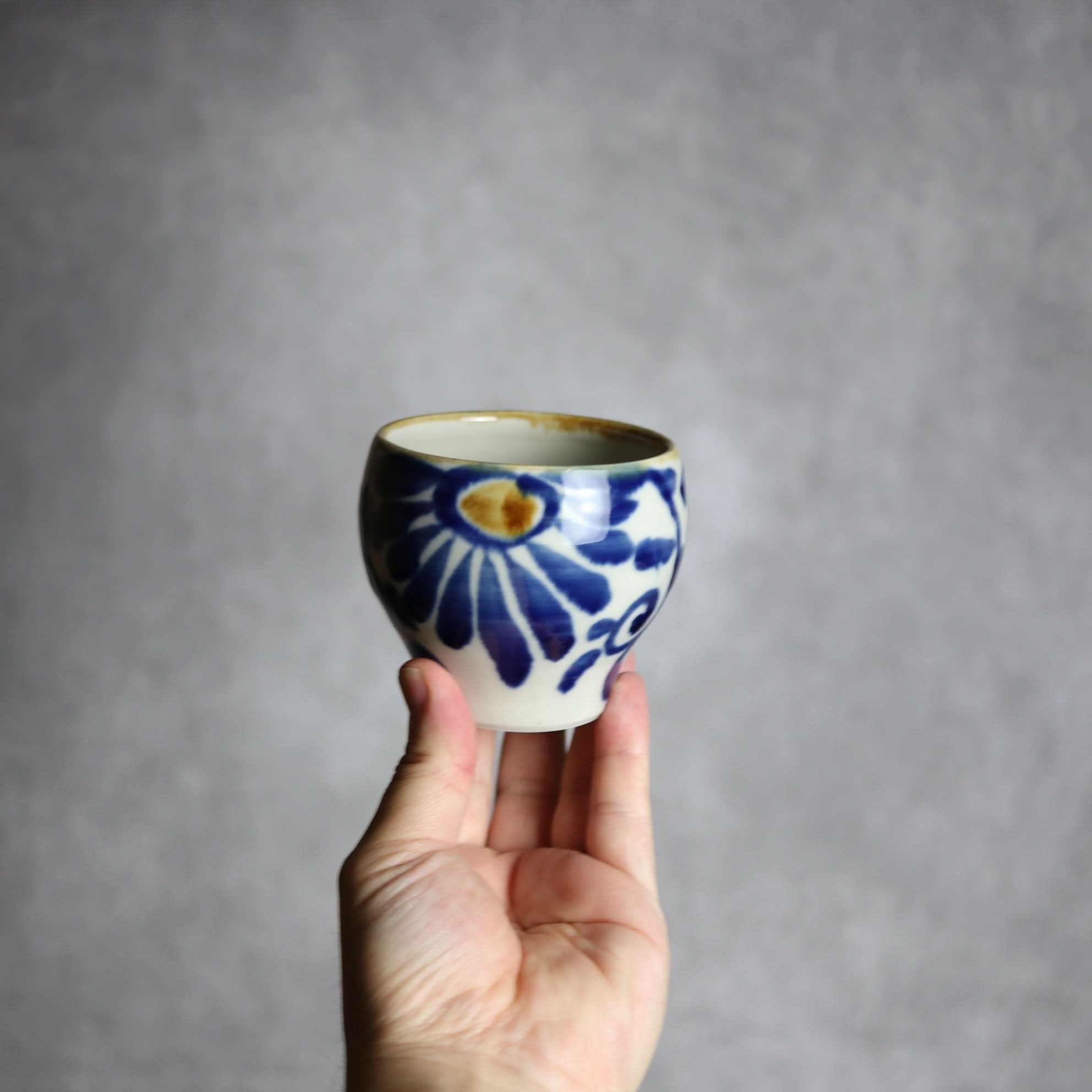 湯呑1 飴 呉須釉 菊唐草 やちむん 陶器 拓美窯 やちむん 陶器.