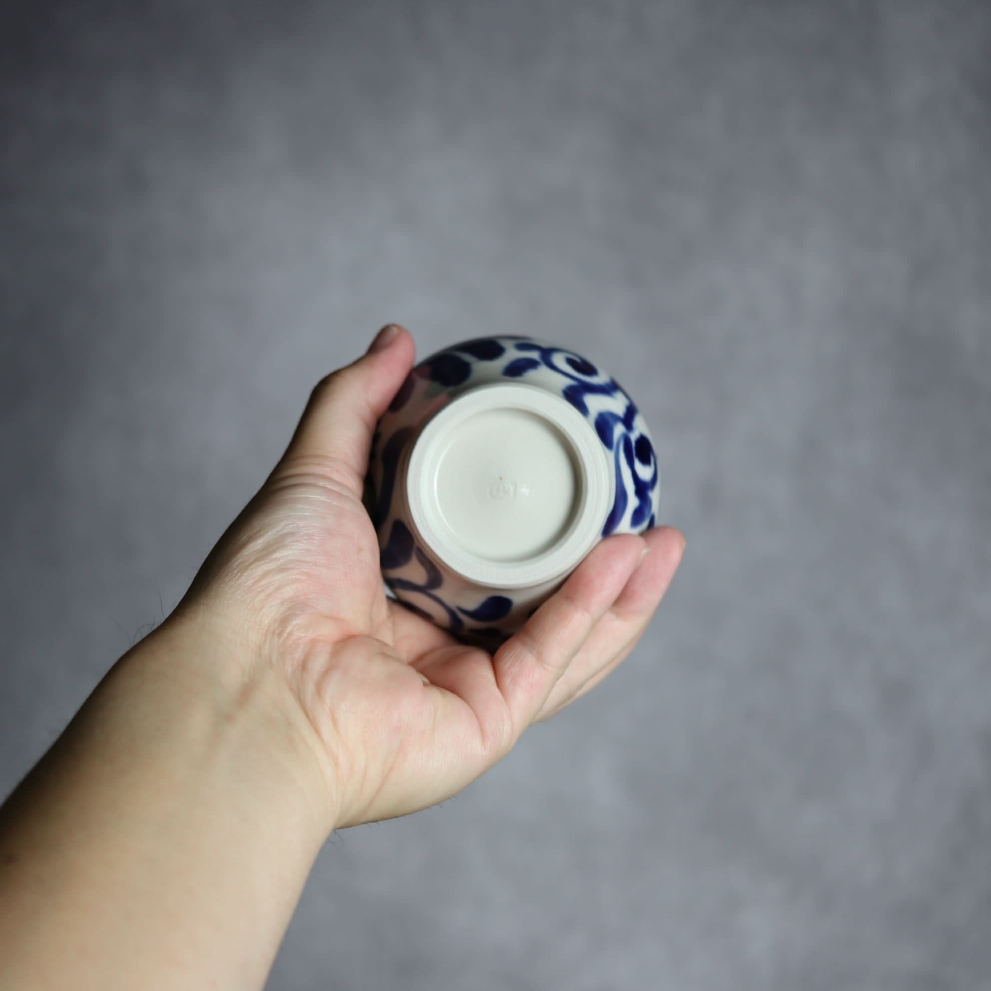 湯呑1 飴 呉須釉 菊唐草 やちむん 陶器 拓美窯 やちむん 陶器.