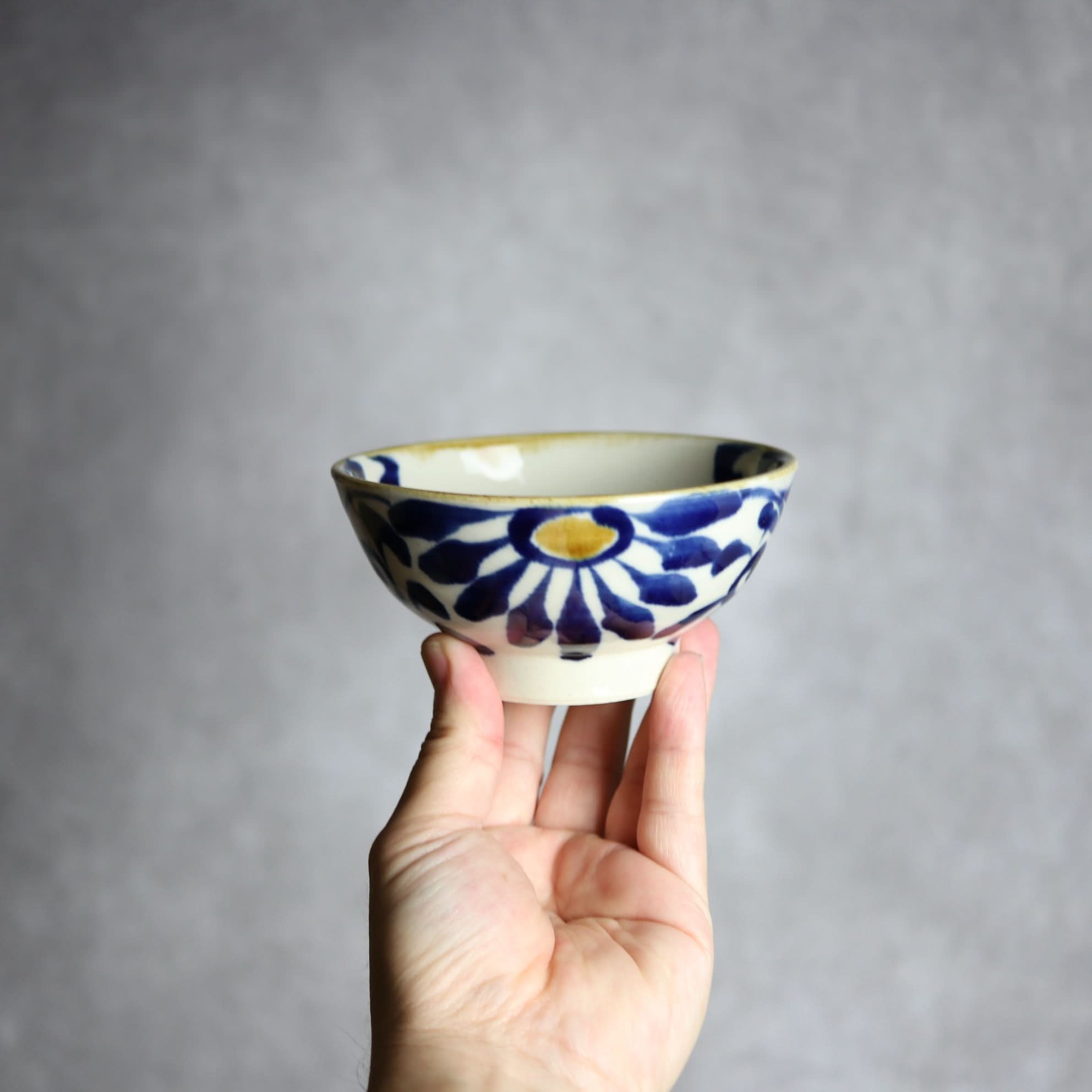 4寸マカイ1 飴 呉須釉 菊唐草 やちむん 陶器 拓美窯 やちむん 陶器.