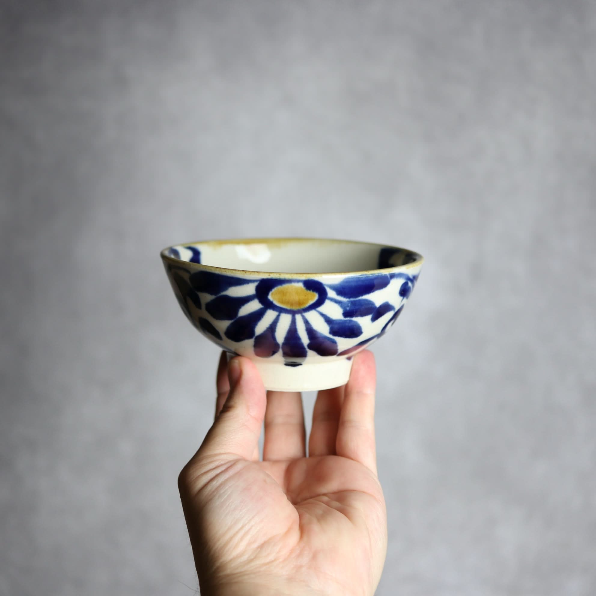 4寸マカイ1 飴 呉須釉 菊唐草 やちむん 陶器 拓美窯 やちむん 陶器.