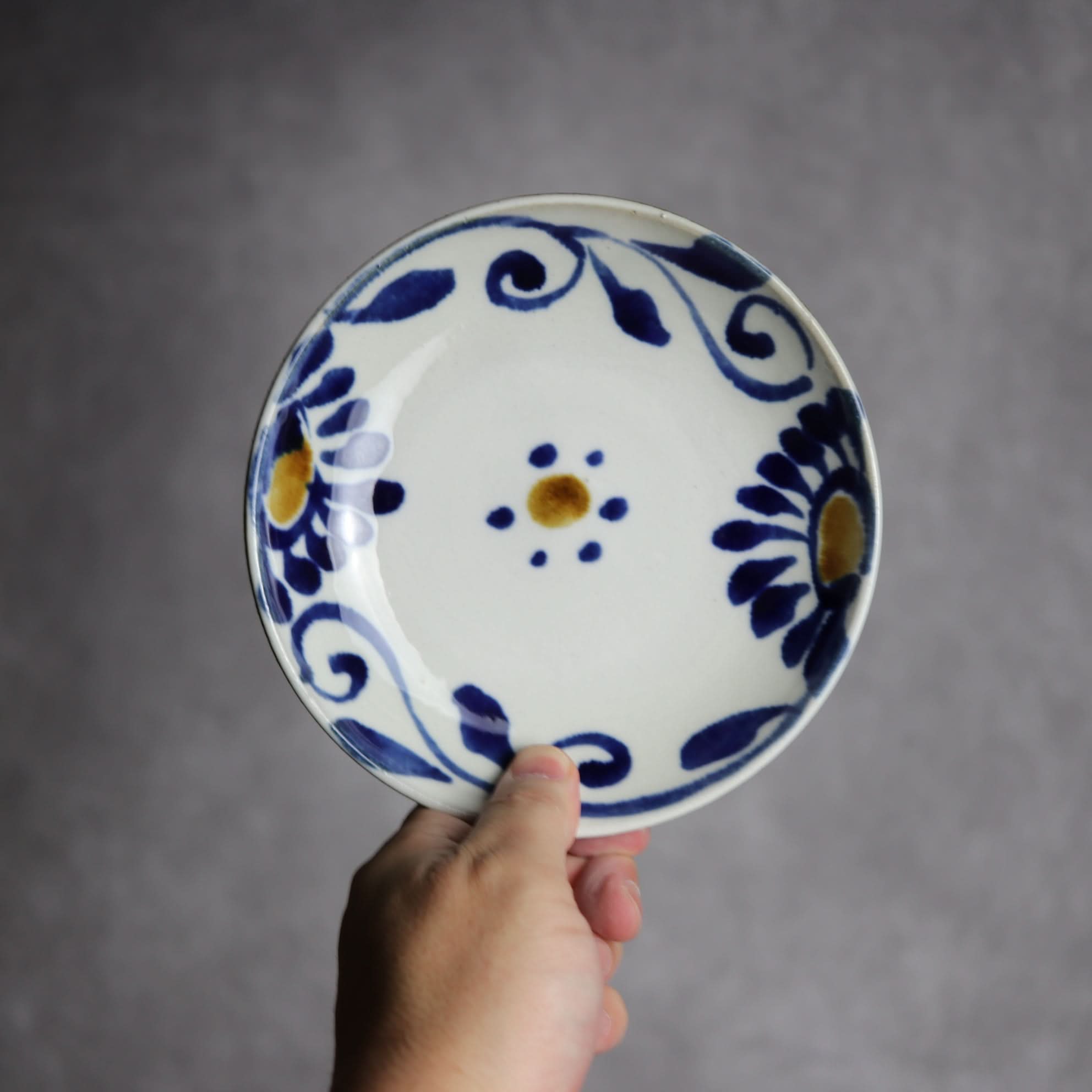 5寸皿1 飴 呉須釉 菊唐草 やちむん 陶器 拓美窯 やちむん 陶器.