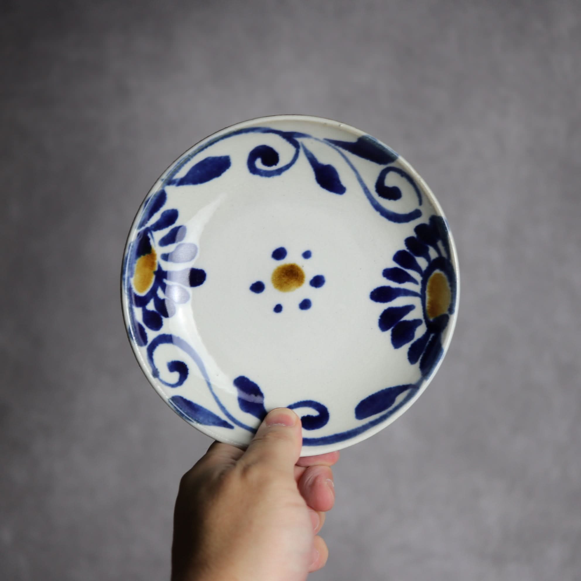 5寸皿1 飴 呉須釉 菊唐草 やちむん 陶器 拓美窯 やちむん 陶器.