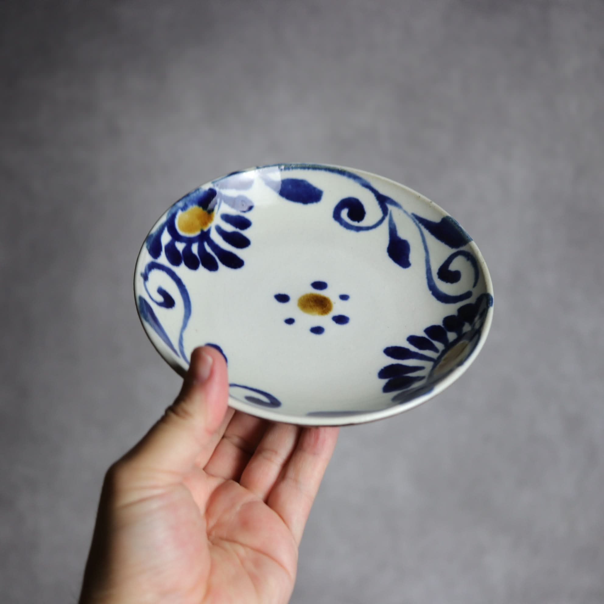 5寸皿1 飴 呉須釉 菊唐草 やちむん 陶器 拓美窯 やちむん 陶器.