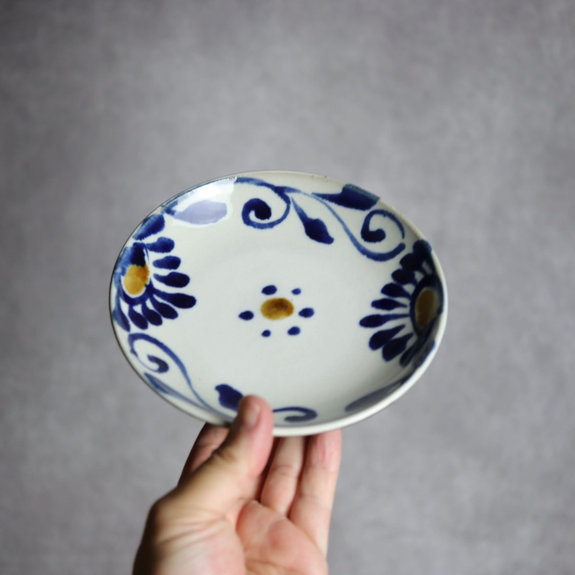 5寸皿1 飴 呉須釉 菊唐草 やちむん 陶器 拓美窯 やちむん 陶器.