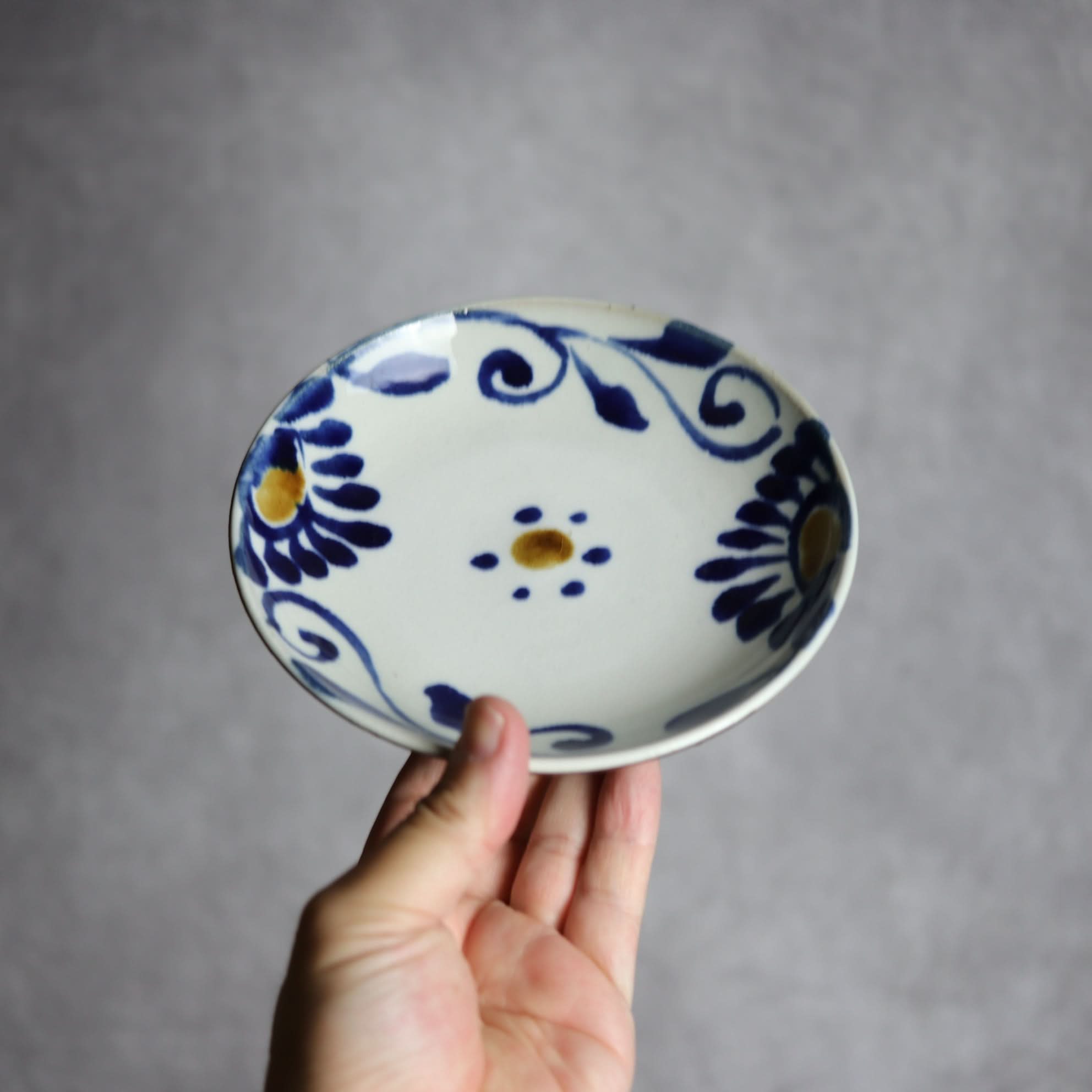 5寸皿1 飴 呉須釉 菊唐草 やちむん 陶器 拓美窯 やちむん 陶器.