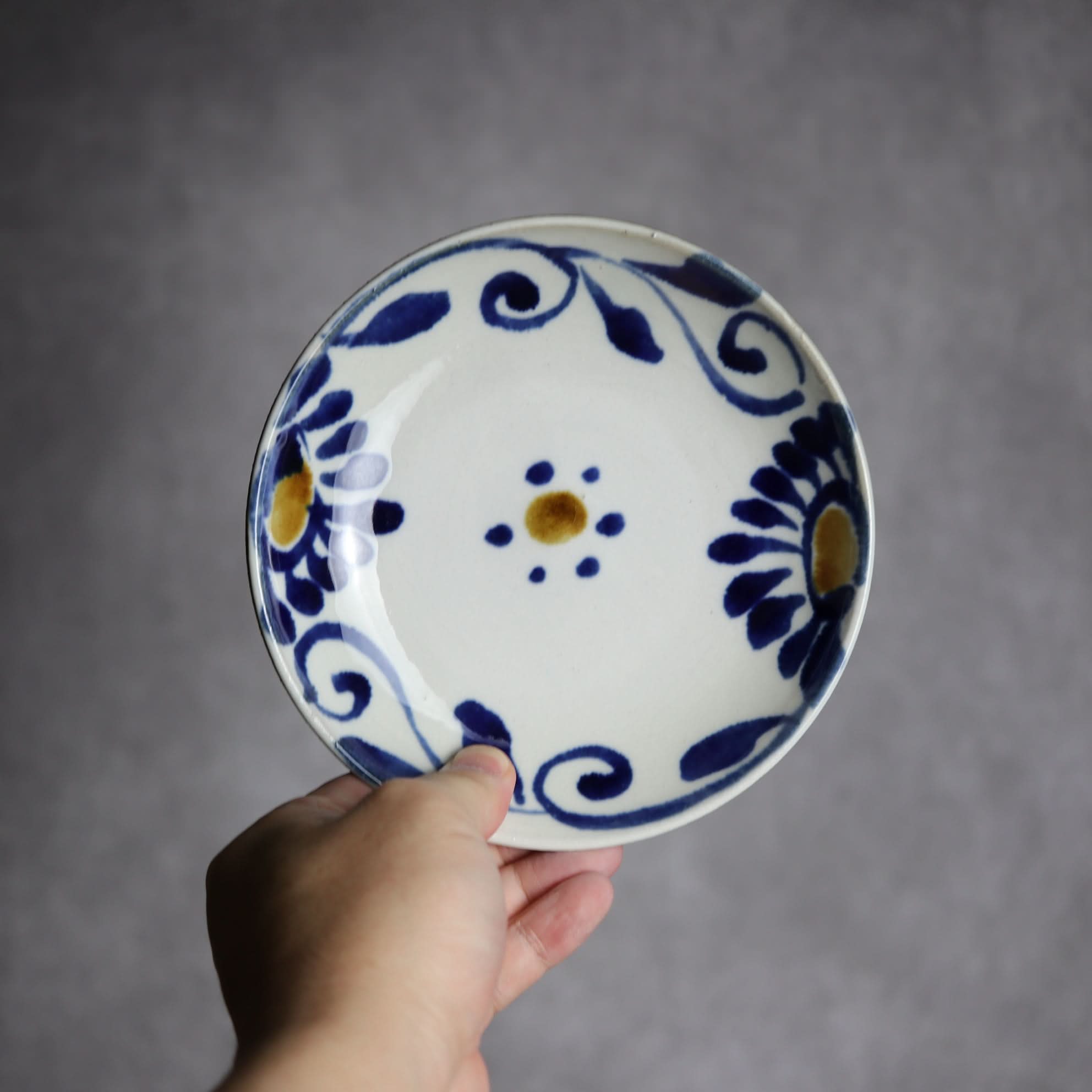 5寸皿1 飴 呉須釉 菊唐草 やちむん 陶器 拓美窯 やちむん 陶器.
