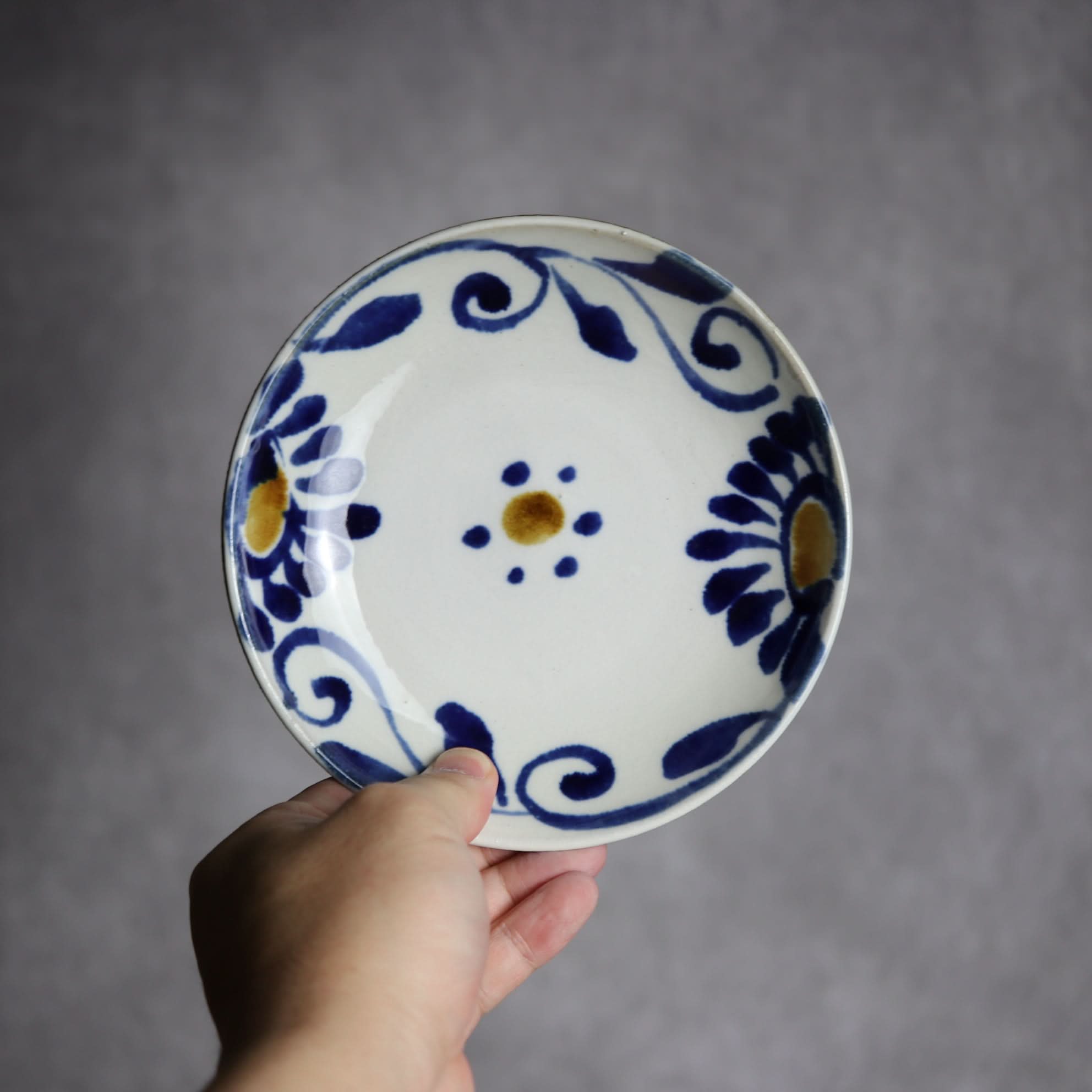 5寸皿1 飴 呉須釉 菊唐草 やちむん 陶器 拓美窯 やちむん 陶器.