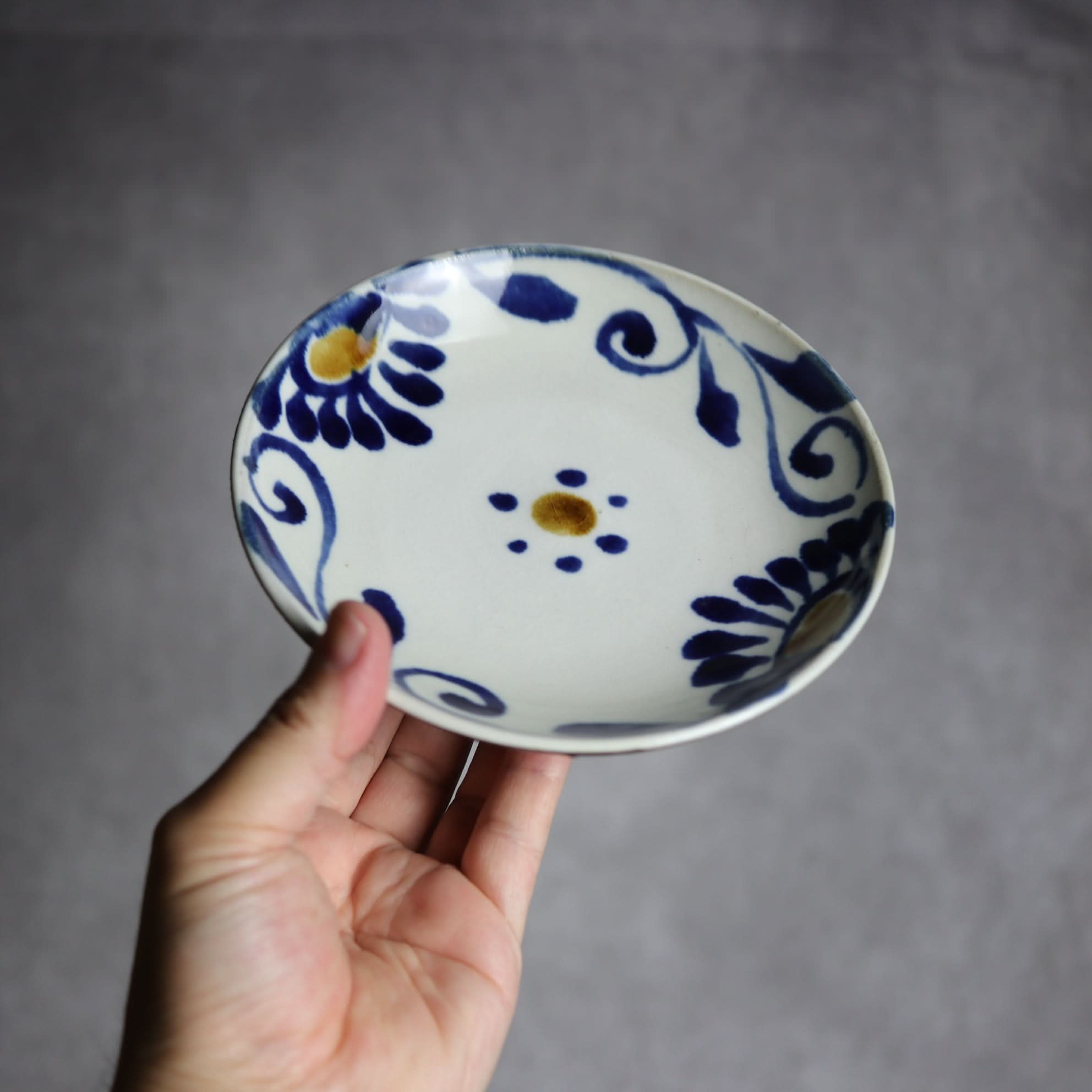 5寸皿1 飴 呉須釉 菊唐草 やちむん 陶器 拓美窯 やちむん 陶器.