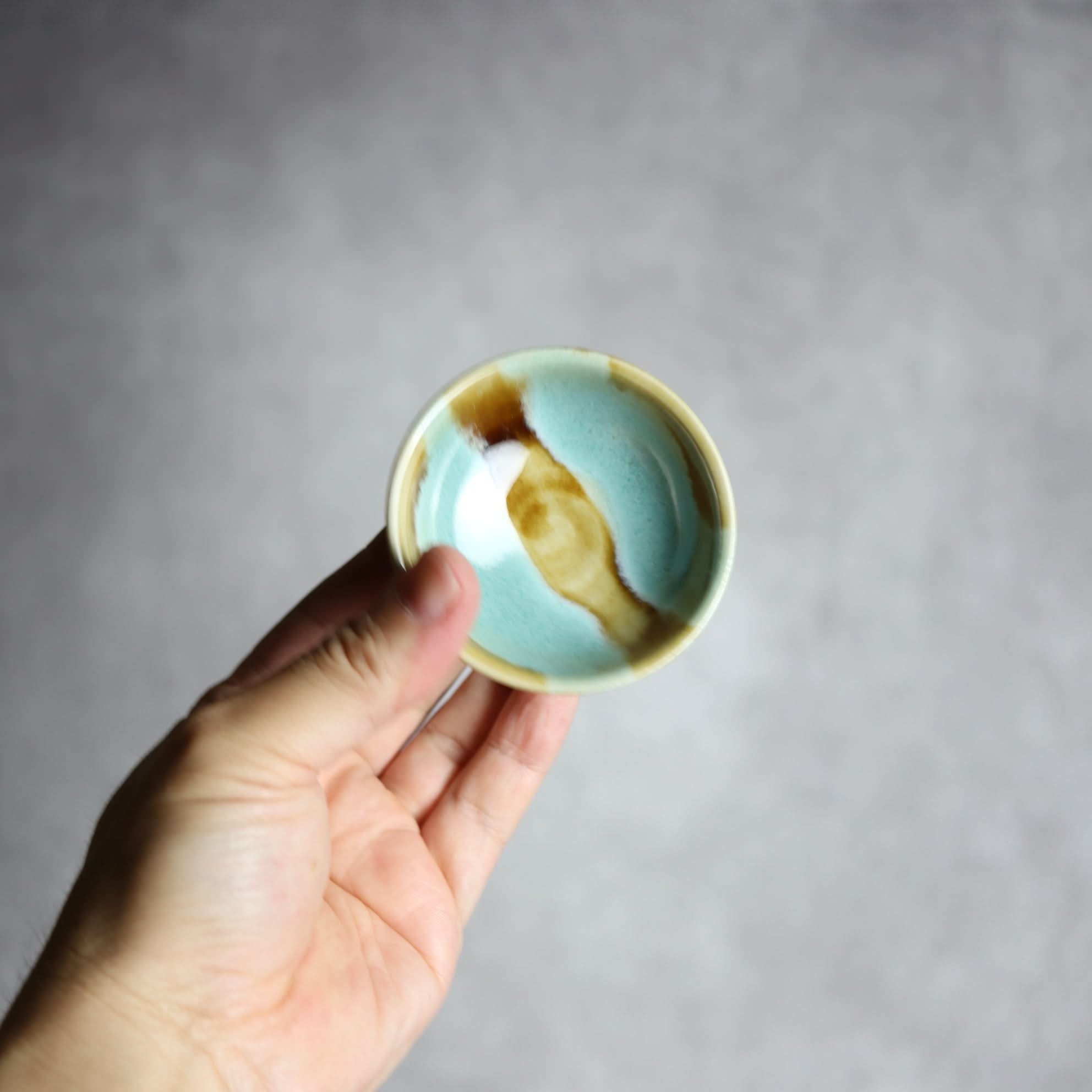 ぐい呑1 三彩 ストライプ やちむん 陶器 拓美窯 やちむん 陶器.